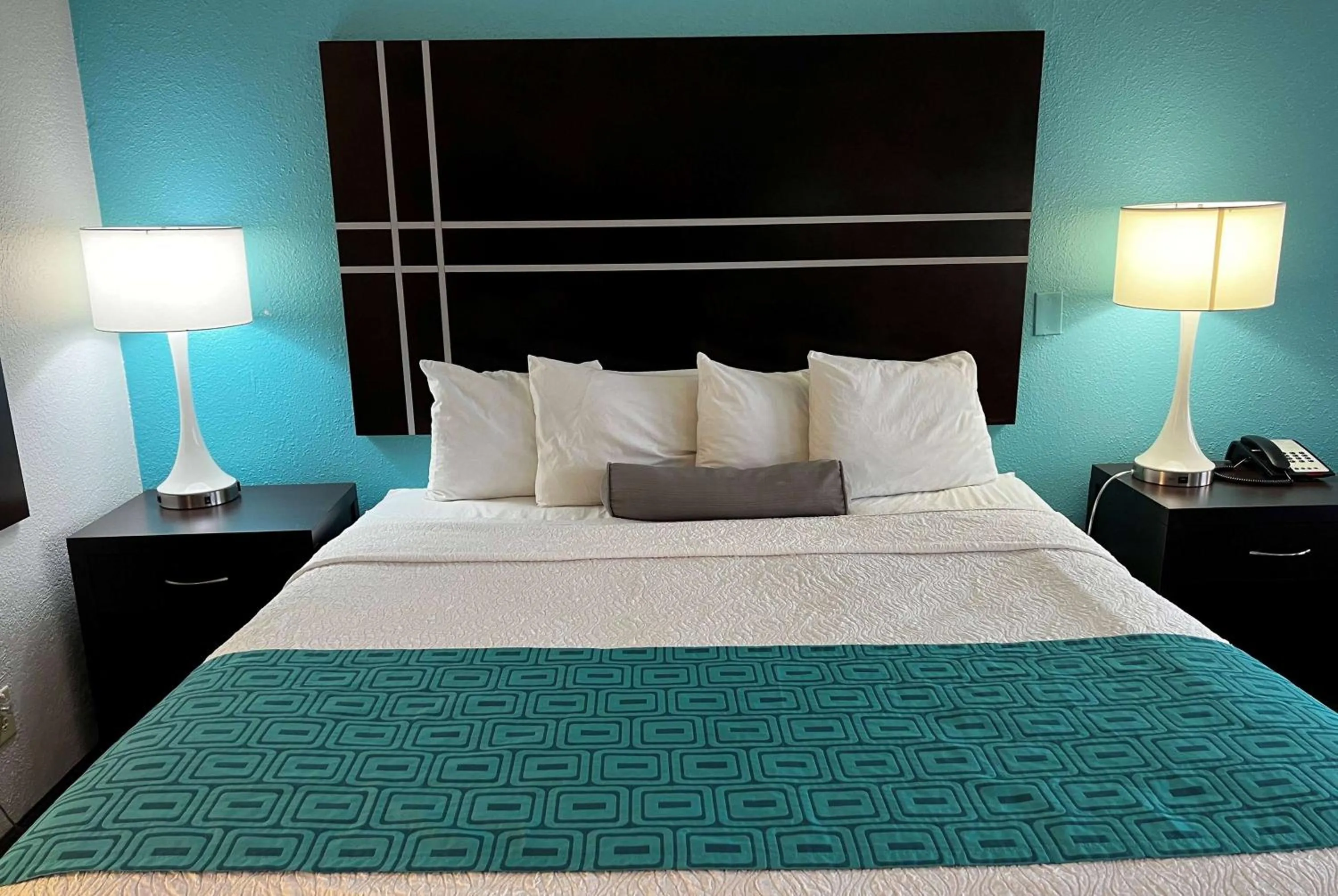 Photo of the whole room, Bed in Howard Johnson by Wyndham Houston Heights Downtown