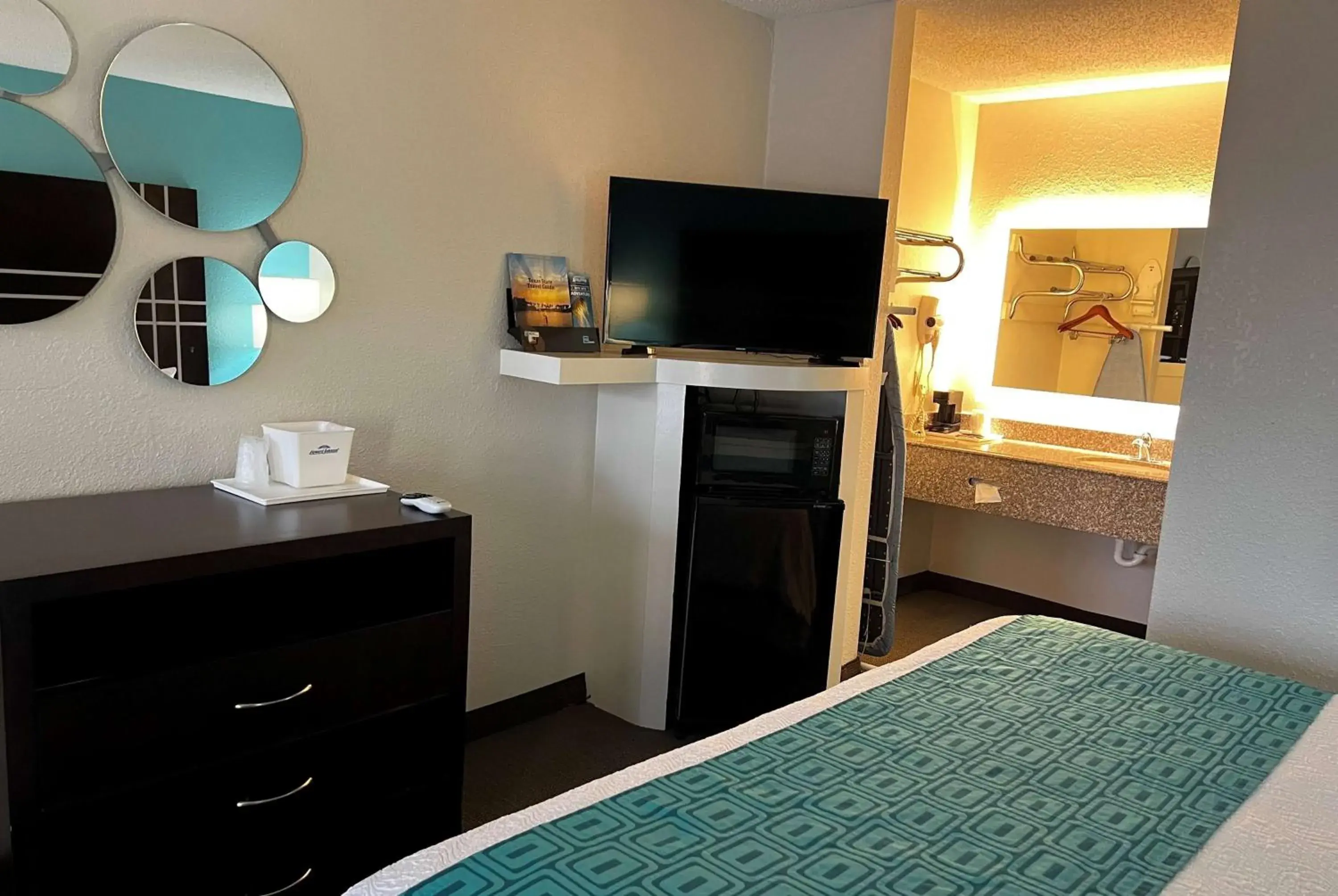 King Room - Non-Smoking in Howard Johnson by Wyndham Houston Heights Downtown King Room - Non-Smoking in Howard Johnson by Wyndham Houston Heights Downtown