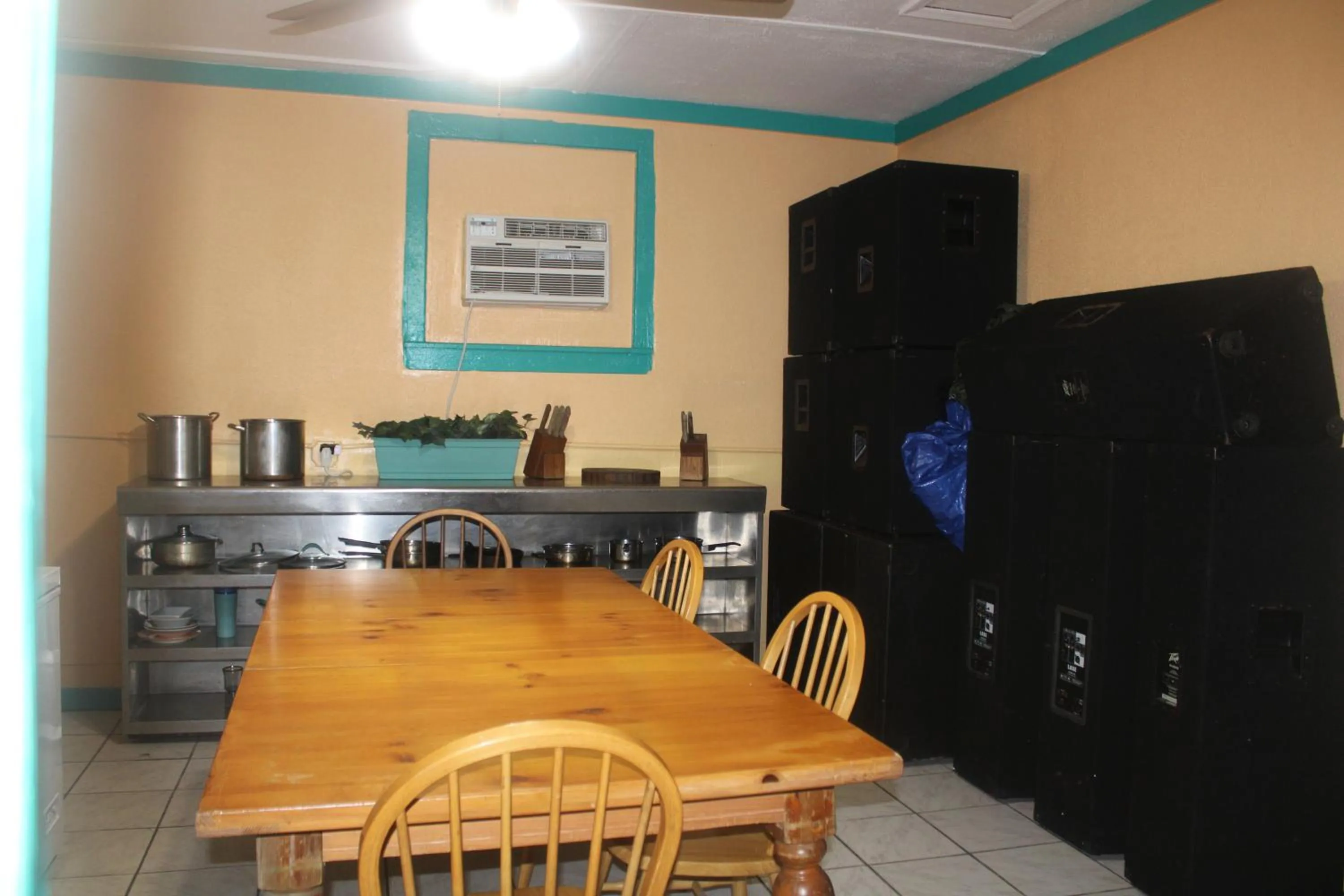 Dining area in Hoosville Hostel (Formerly The Everglades Hostel)