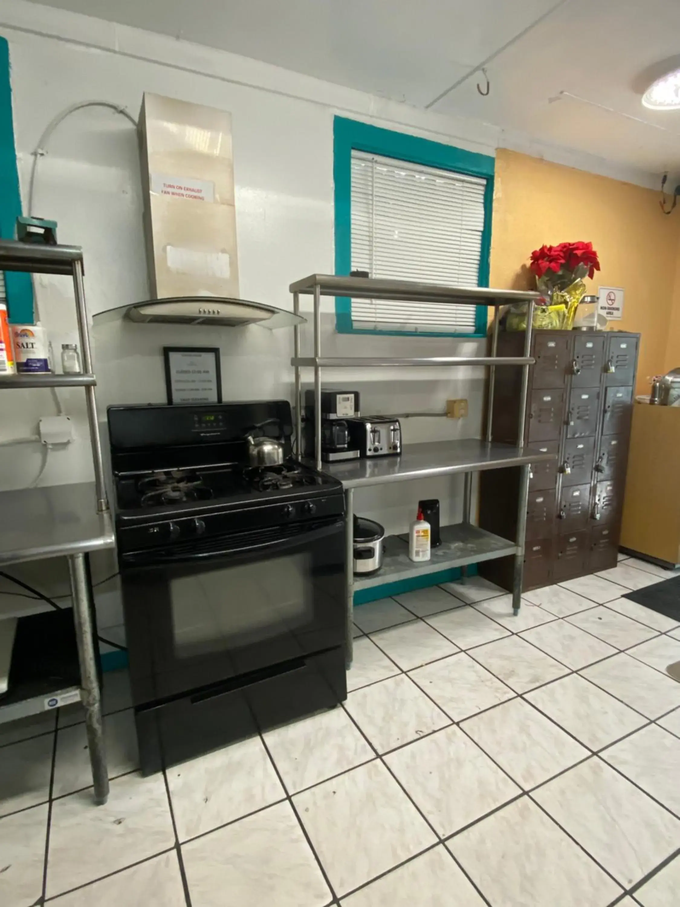 kitchen in Hoosville Hostel (Formerly The Everglades Hostel) kitchen in Hoosville Hostel (Formerly The Everglades Hostel)