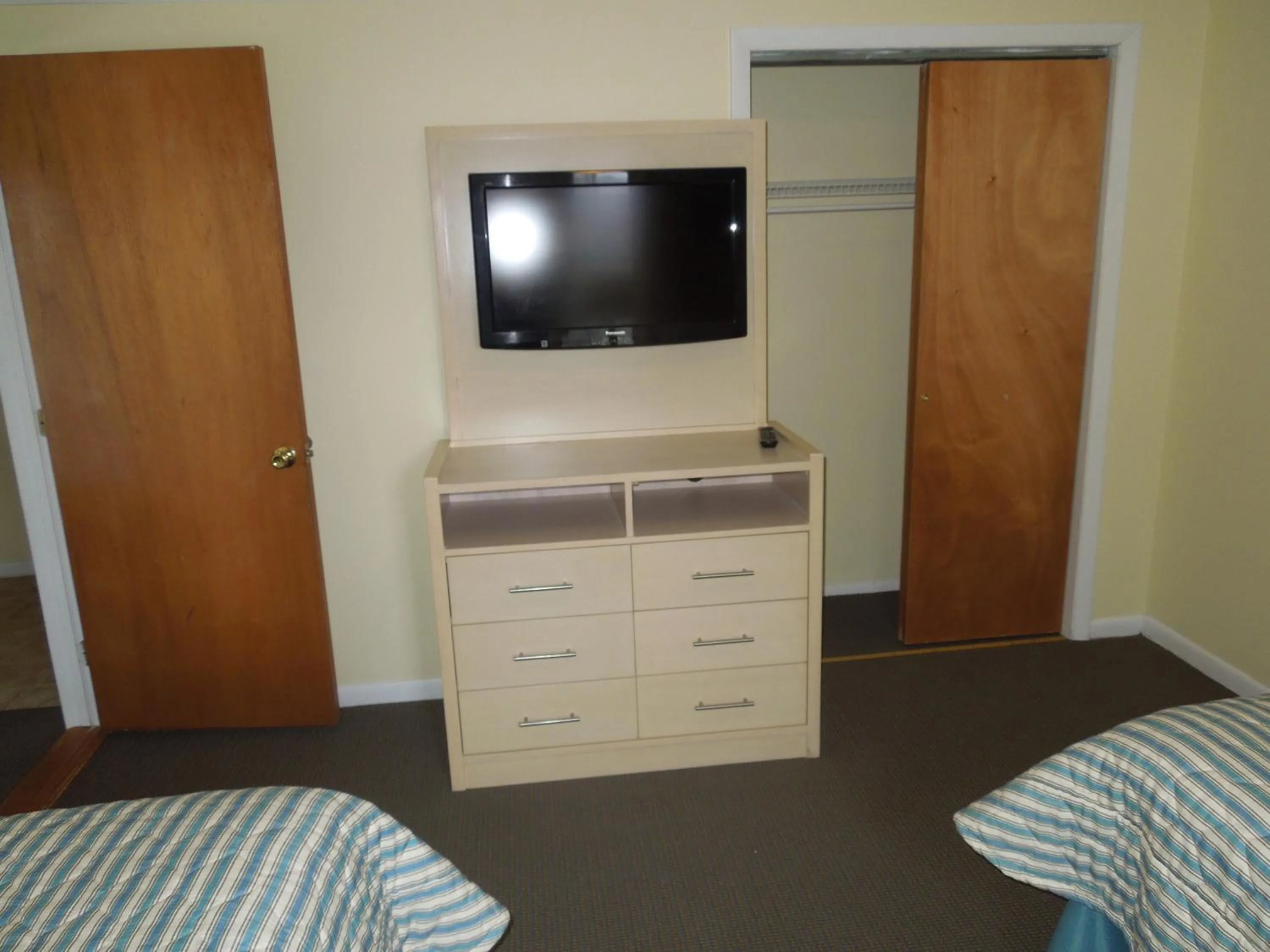 Bedroom, Bed in Townhouses & Captain's Quarters