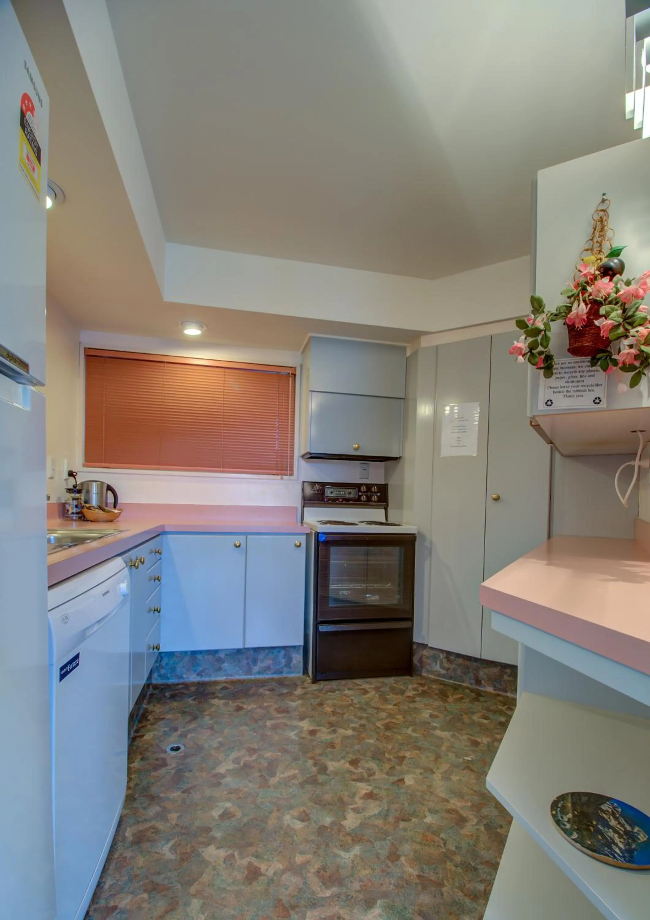 Kitchen or kitchenette in Lakefront Apartments,18 LAKE ESPLANADE ROAD
