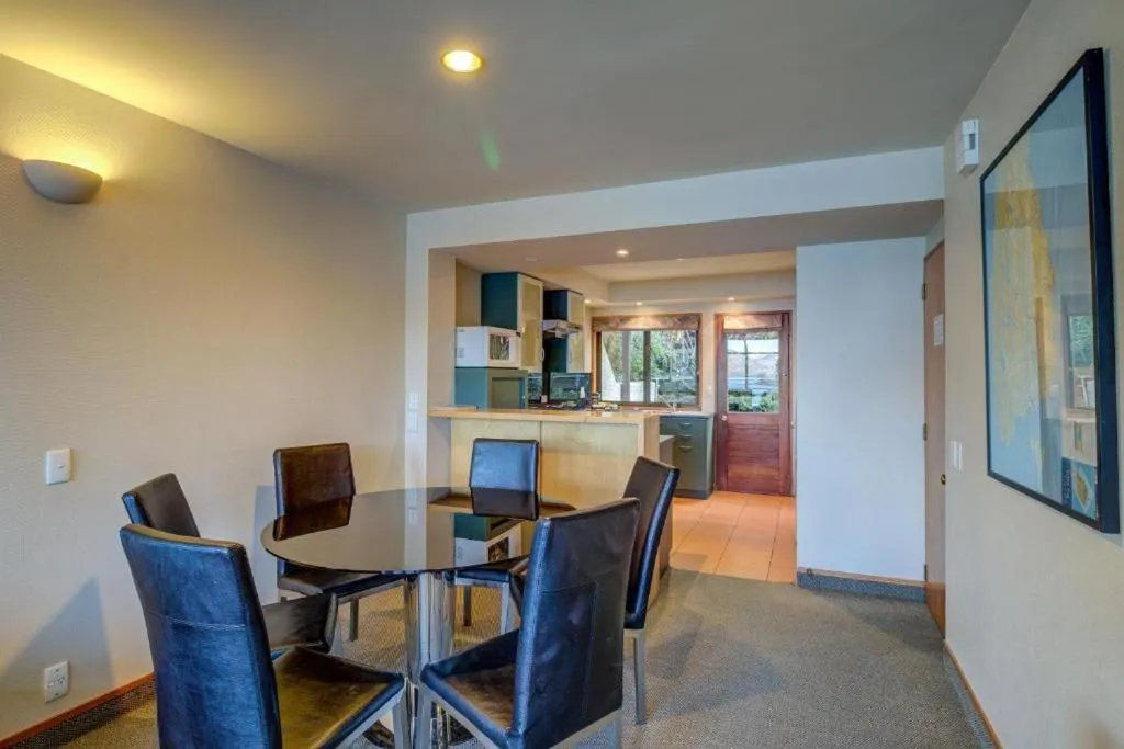 Kitchen or kitchenette in Lakefront Apartments,18 LAKE ESPLANADE ROAD