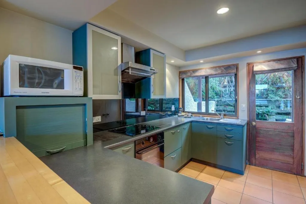 Kitchen or kitchenette in Lakefront Apartments,18 LAKE ESPLANADE ROAD