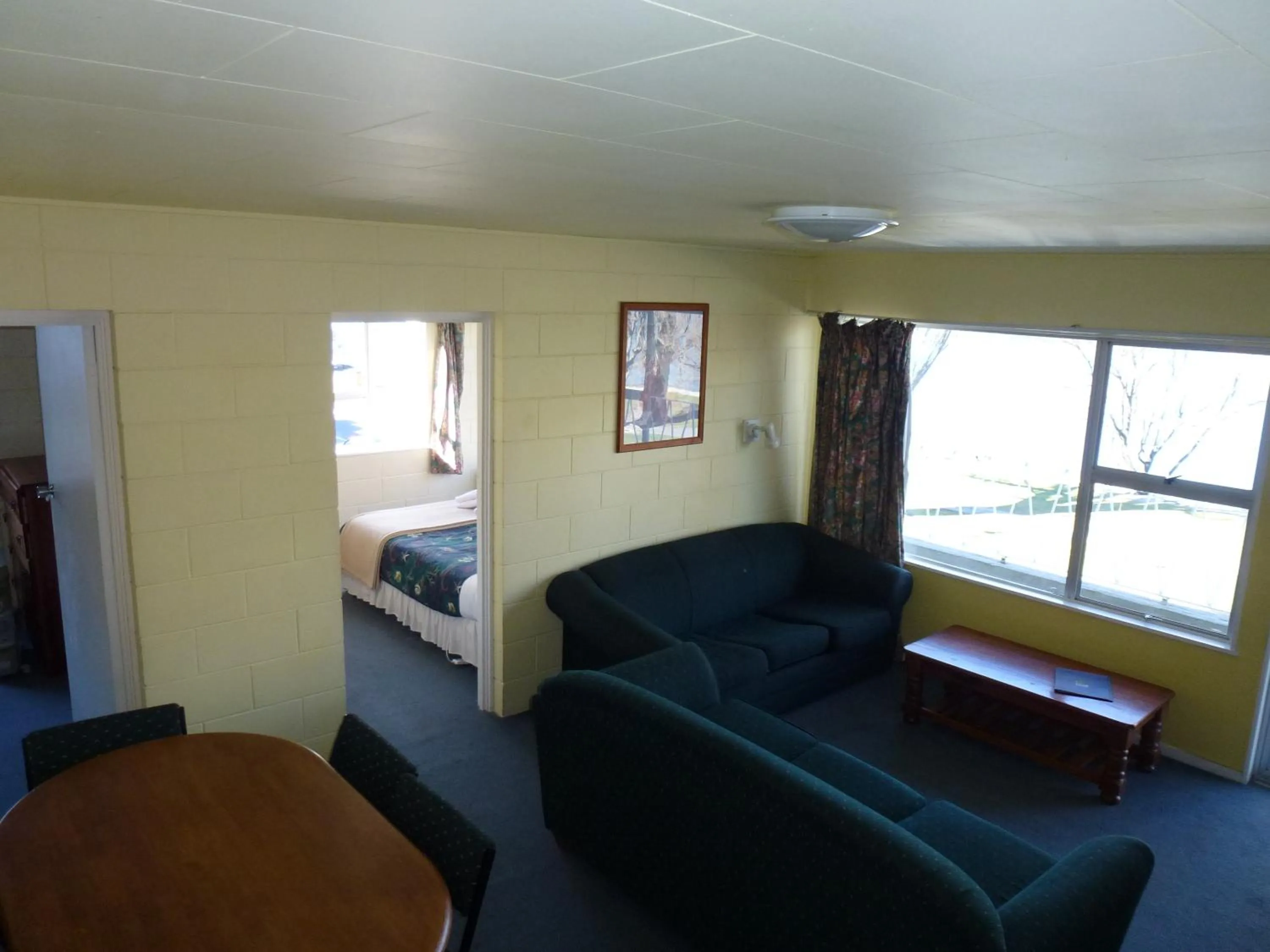 Living room, Bed in Lakeside Motel