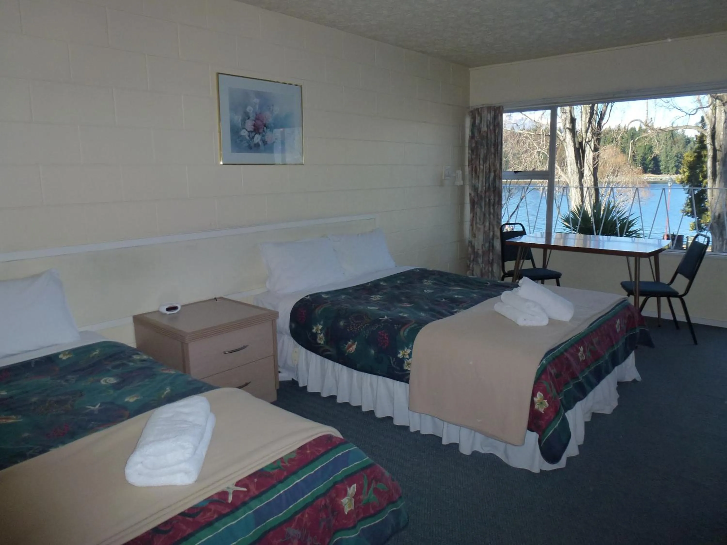 Bedroom, Bed in Lakeside Motel