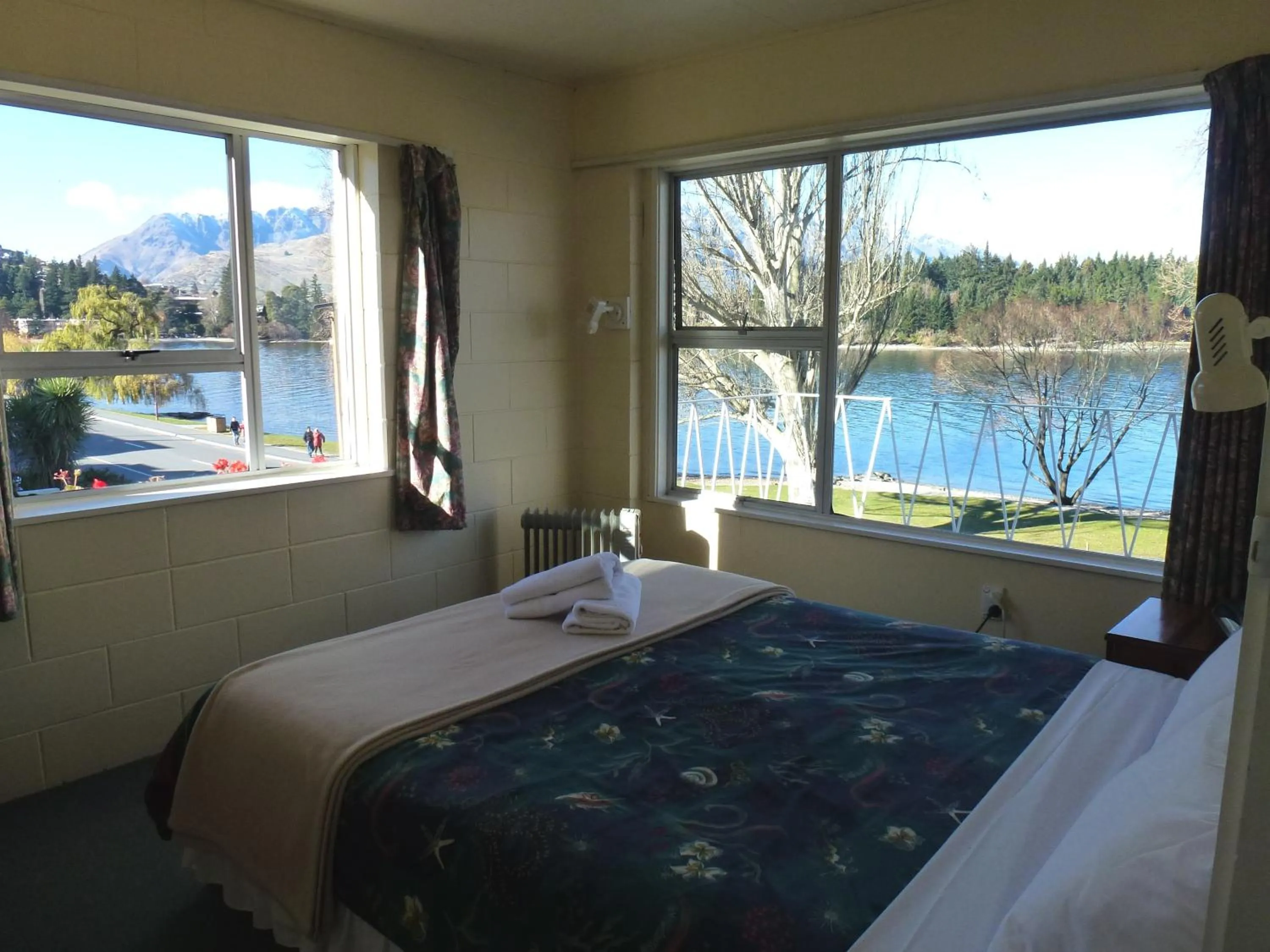 Bedroom, Bed in Lakeside Motel