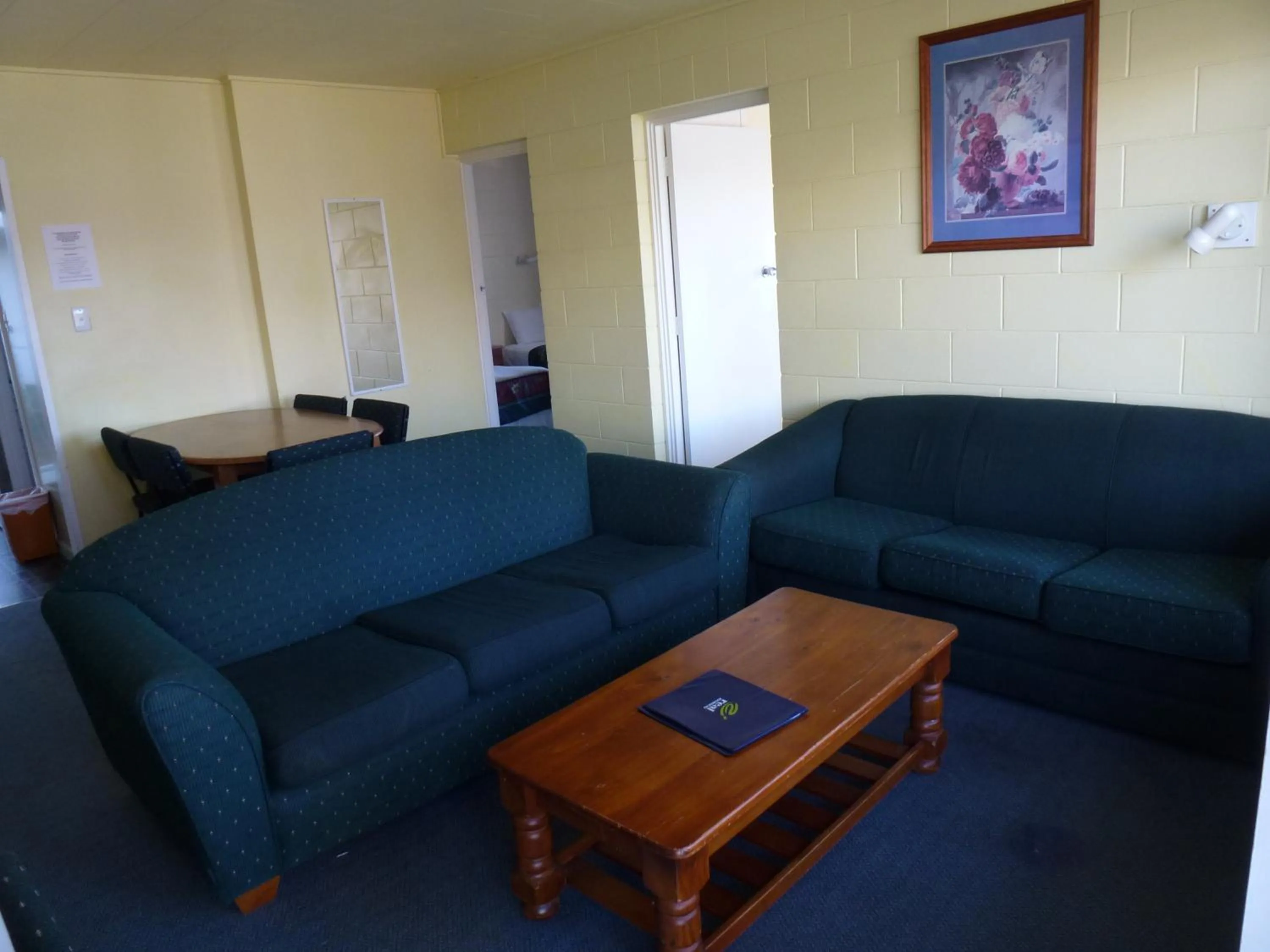 Living room in Lakeside Motel