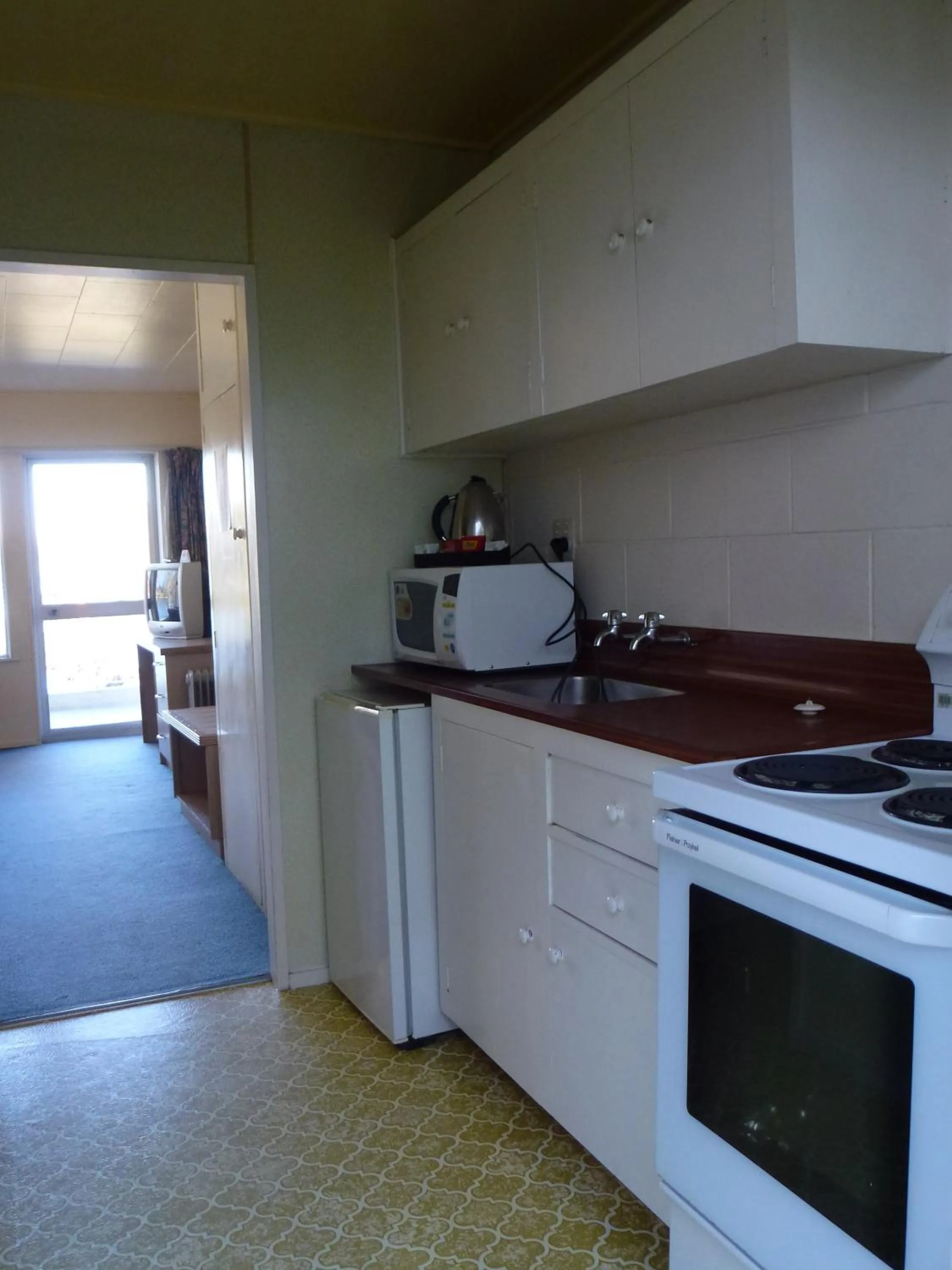 Kitchen or kitchenette in Lakeside Motel