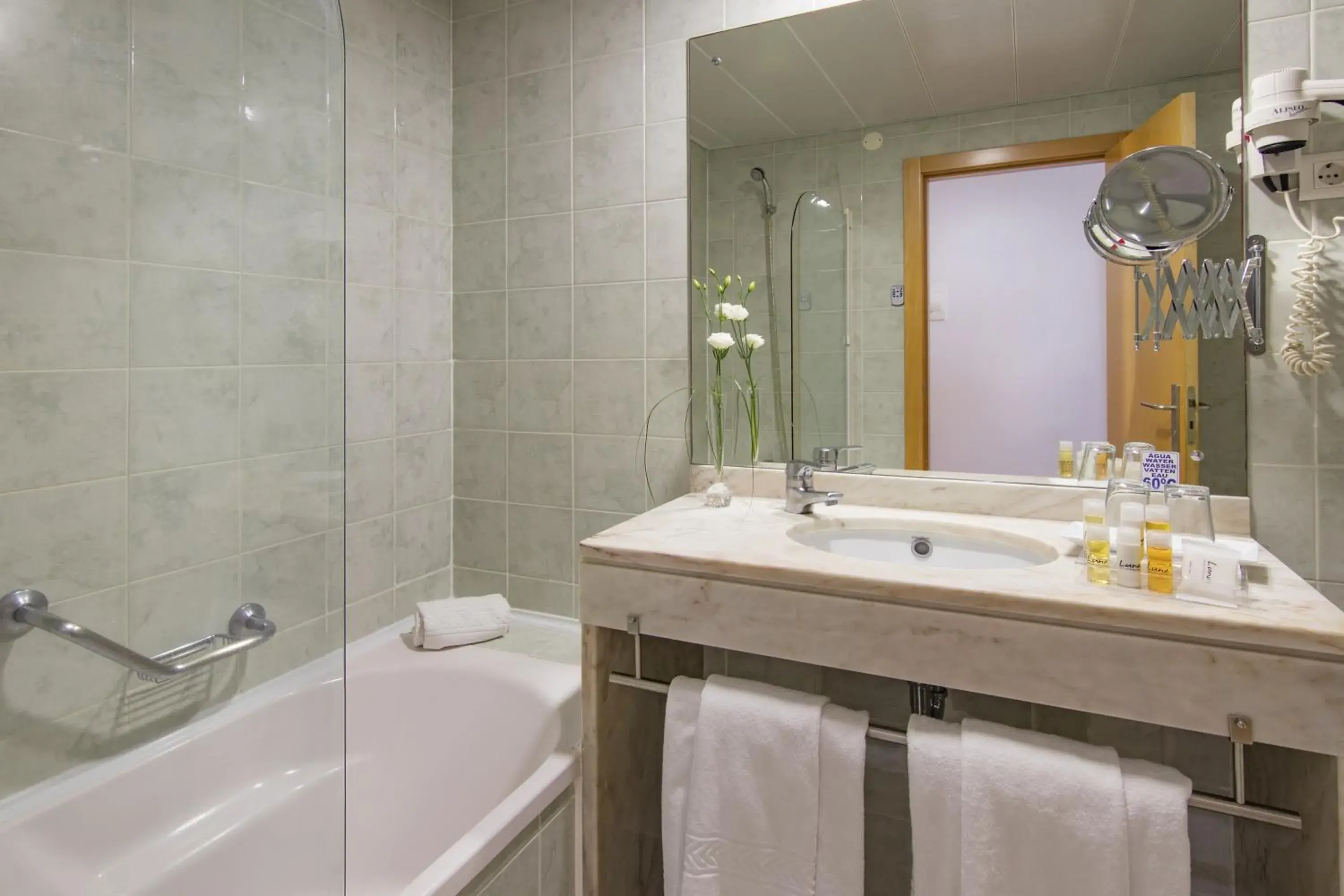 Double or Twin Room with Extra Bed in Luna Esperanca Centro Hotel Double or Twin Room with Extra Bed in Luna Esperanca Centro Hotel