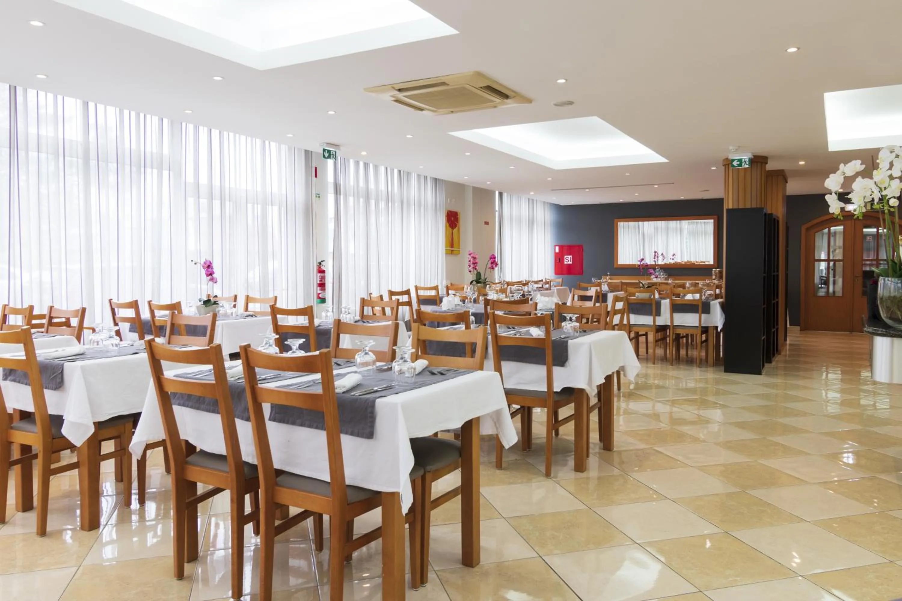 Restaurant/Places to Eat in Luna Fatima Hotel