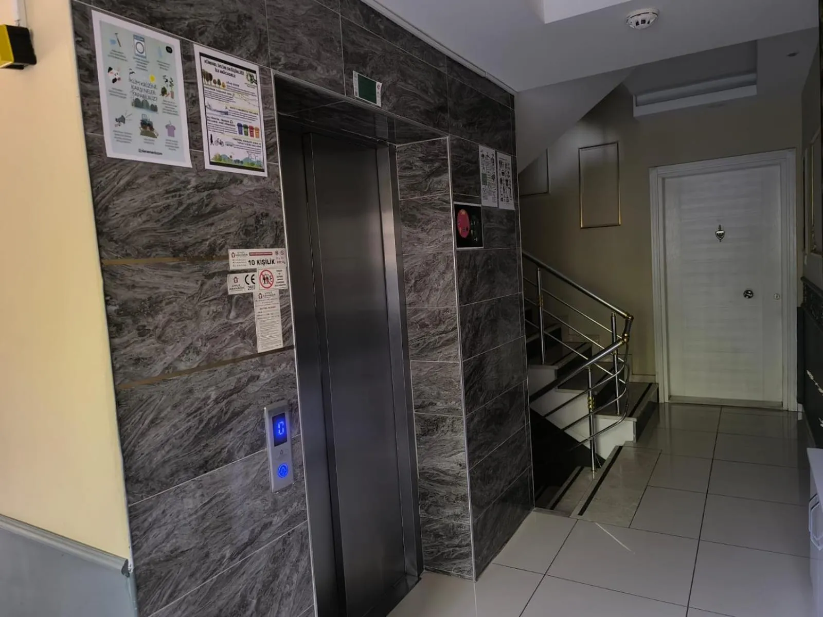 elevator in Hannapart Otel