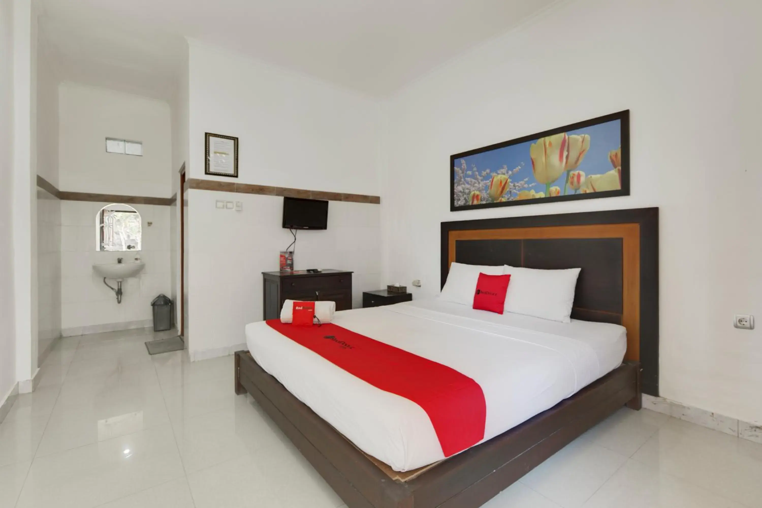 Double Room in RedDoorz near Stadion Kompyang Sujana Bali Double Room in RedDoorz near Stadion Kompyang Sujana Bali