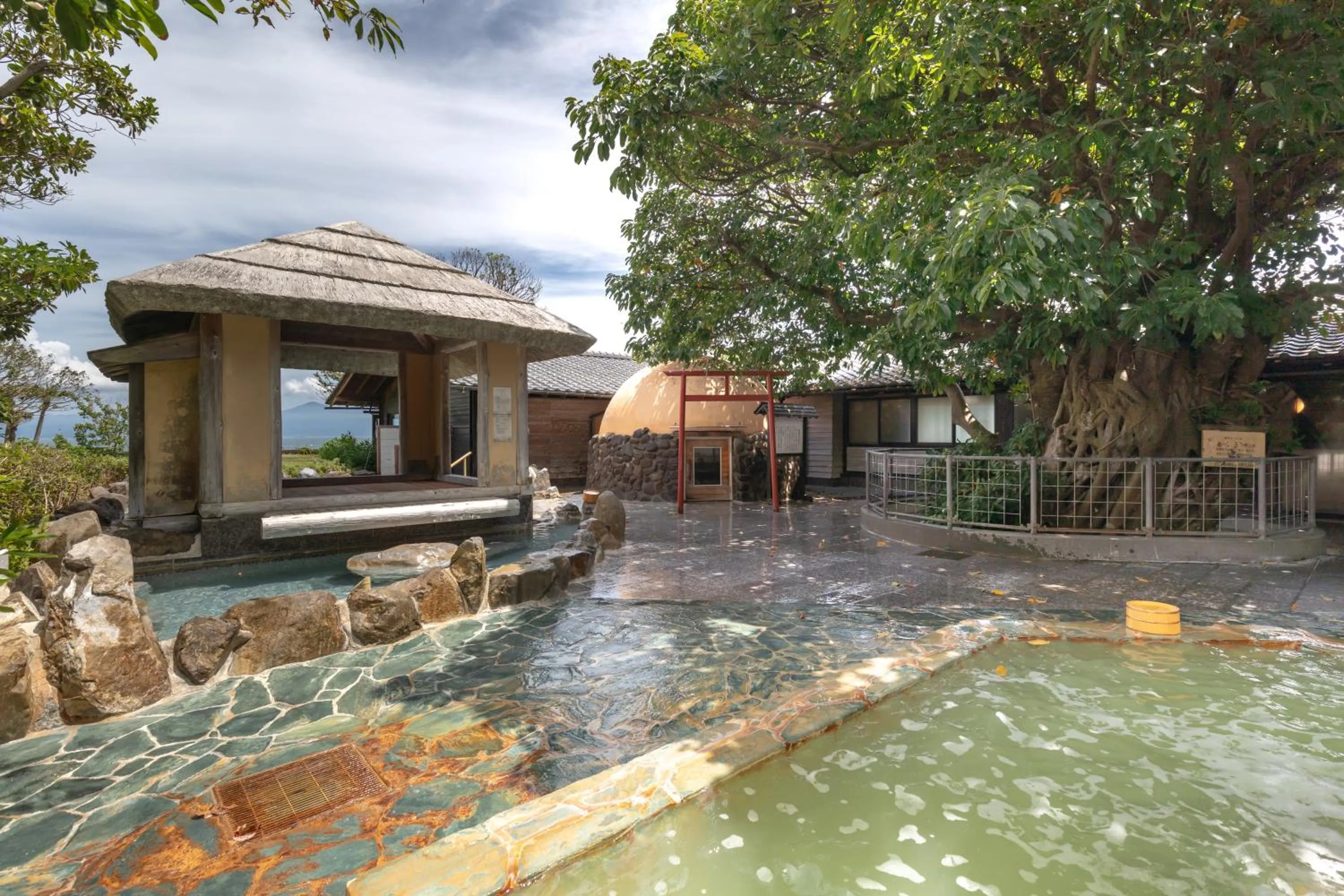 Hot Spring Bath in Kagoshima Sunamushionsen Ibusuki Hakusuikan