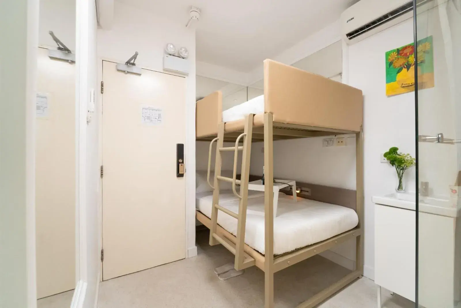 bunk bed, Bed in Apple lnn Causeway Bay bunk bed, Bed in Apple lnn Causeway Bay