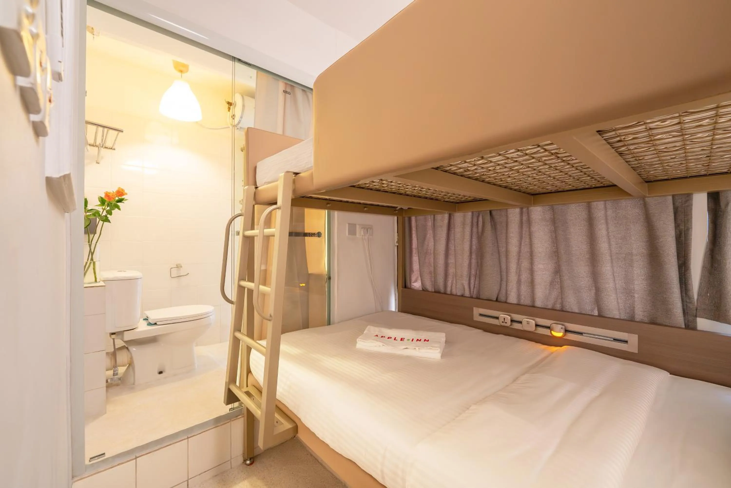 bunk bed, Bed in Apple lnn Causeway Bay