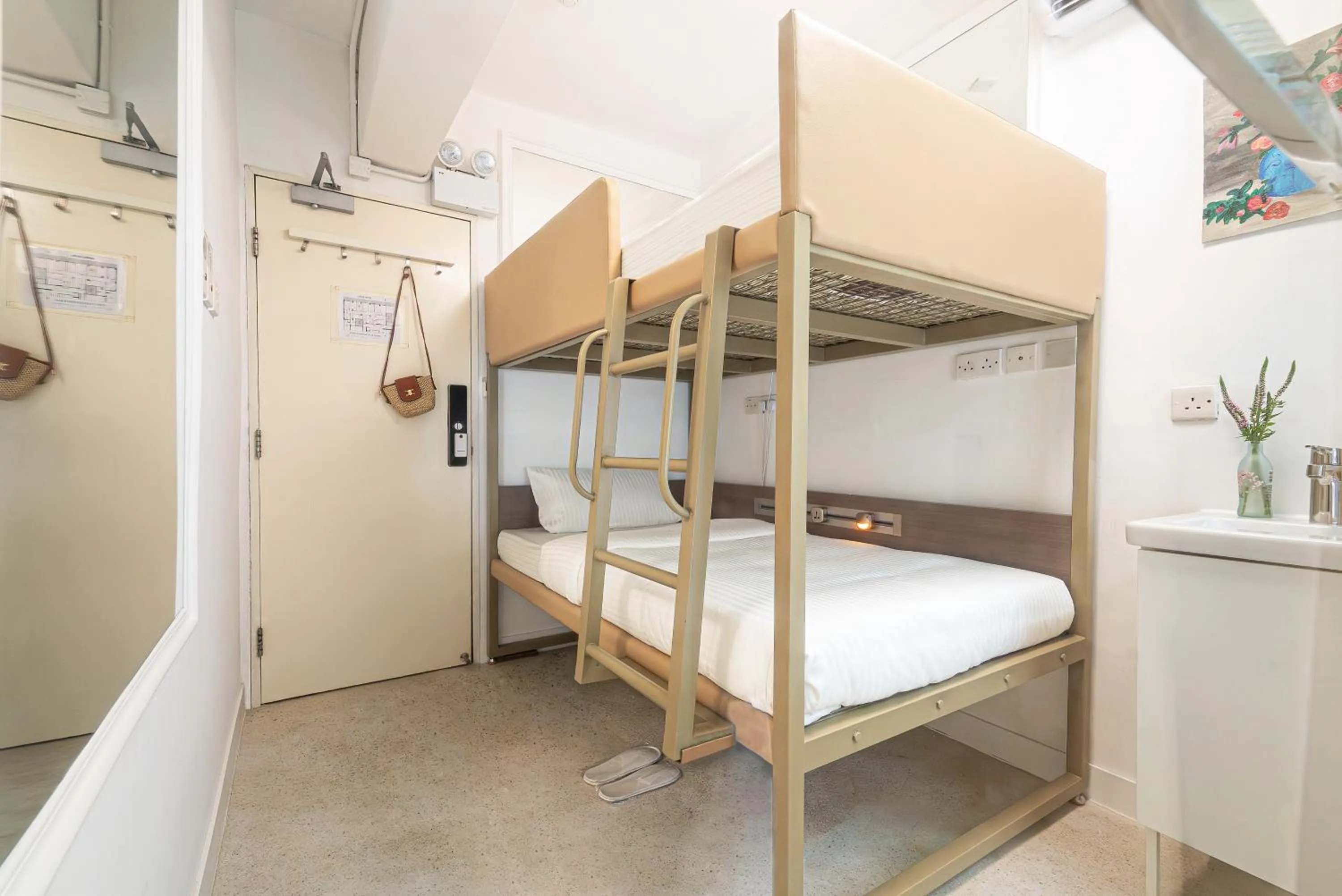bunk bed, Bed in Apple lnn Causeway Bay