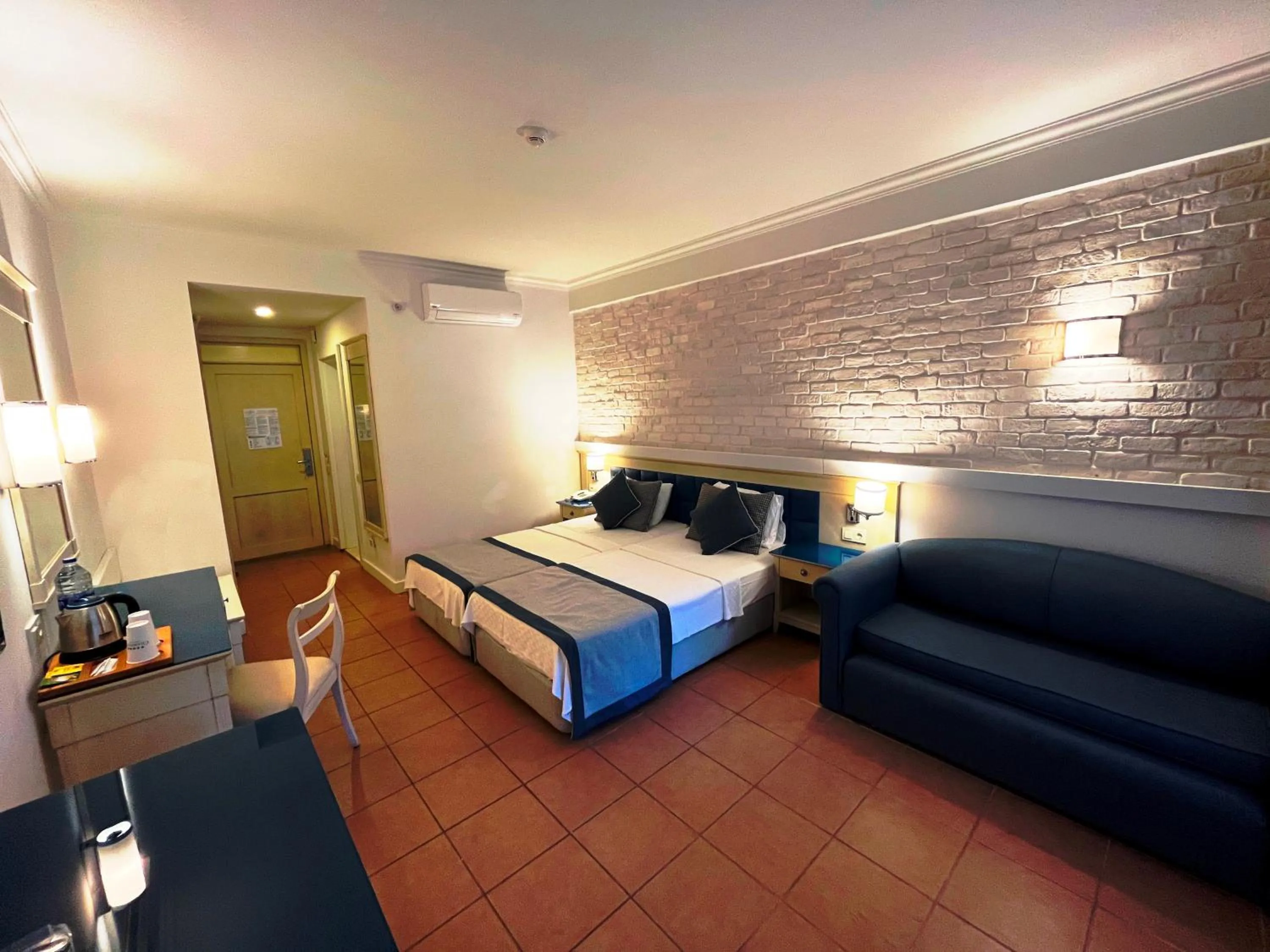 Photo of the whole room in Champion Holiday Village