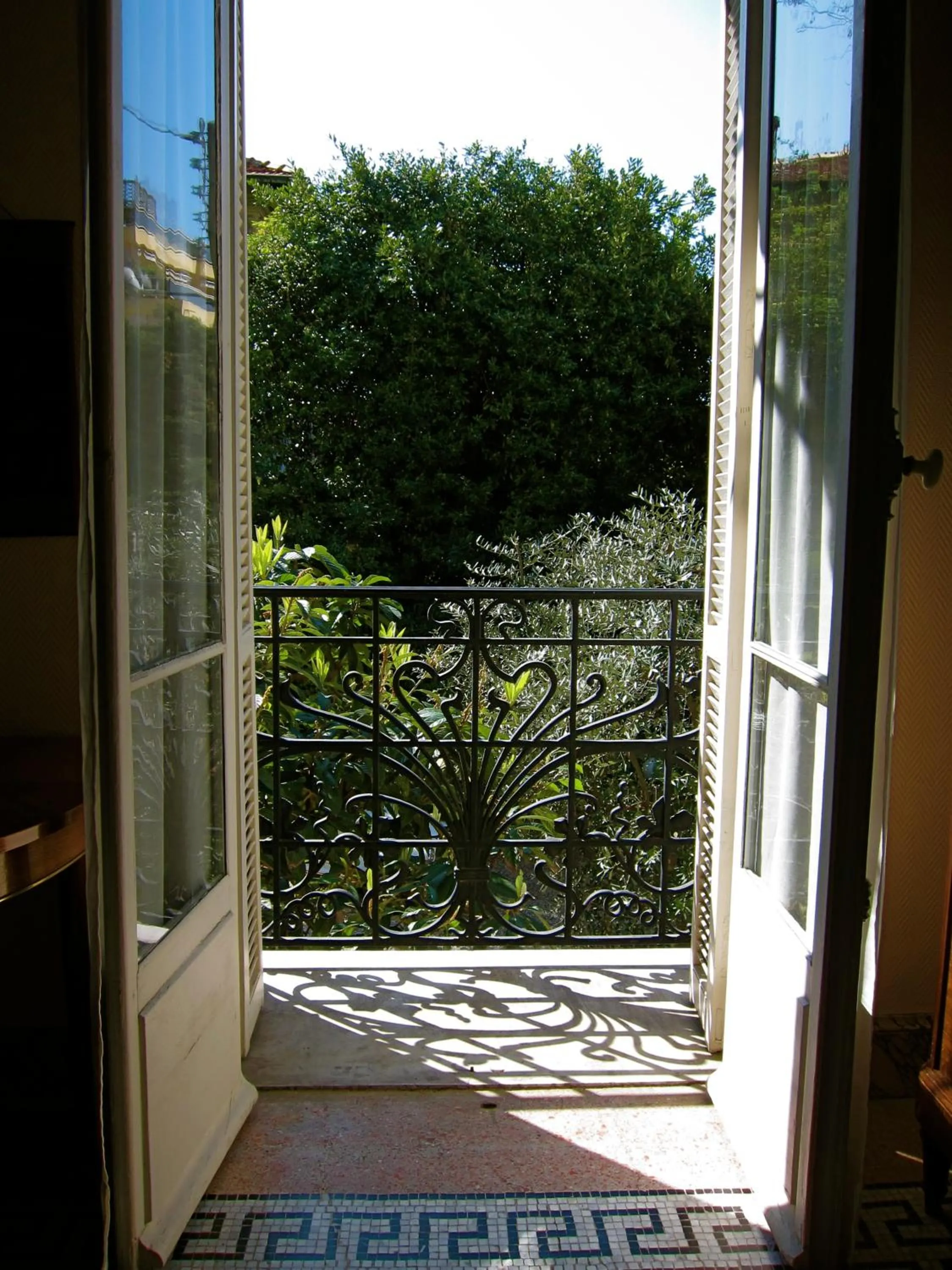 Garden view in Résidence La Villa Léonie
