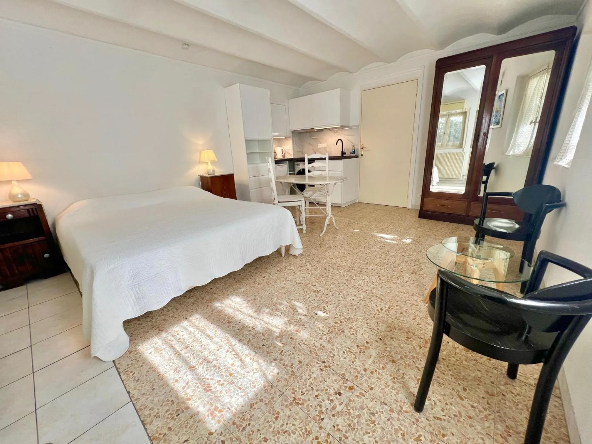 Kitchen or kitchenette, Bed in Résidence La Villa Léonie