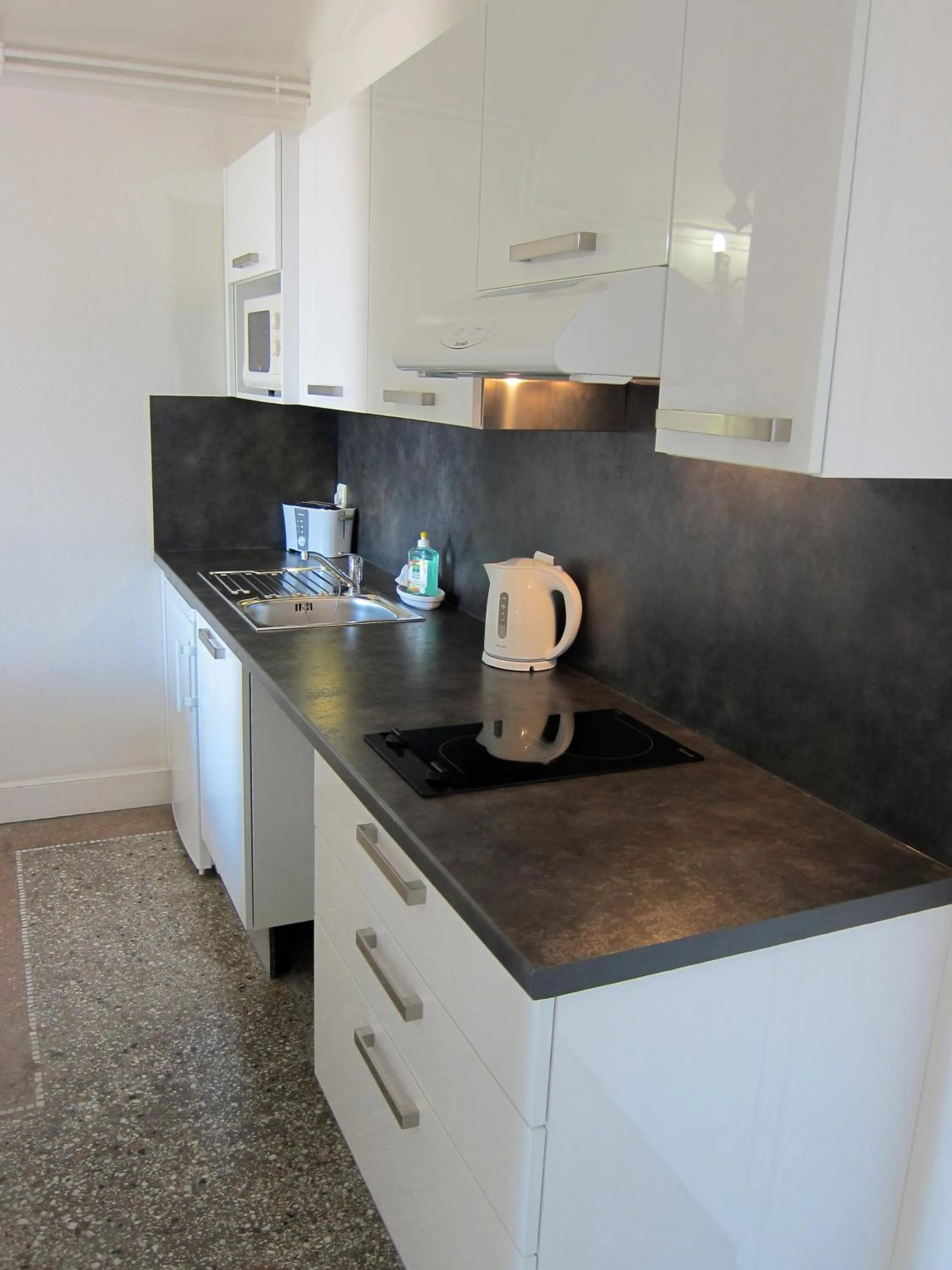 Kitchen or kitchenette in Résidence La Villa Léonie