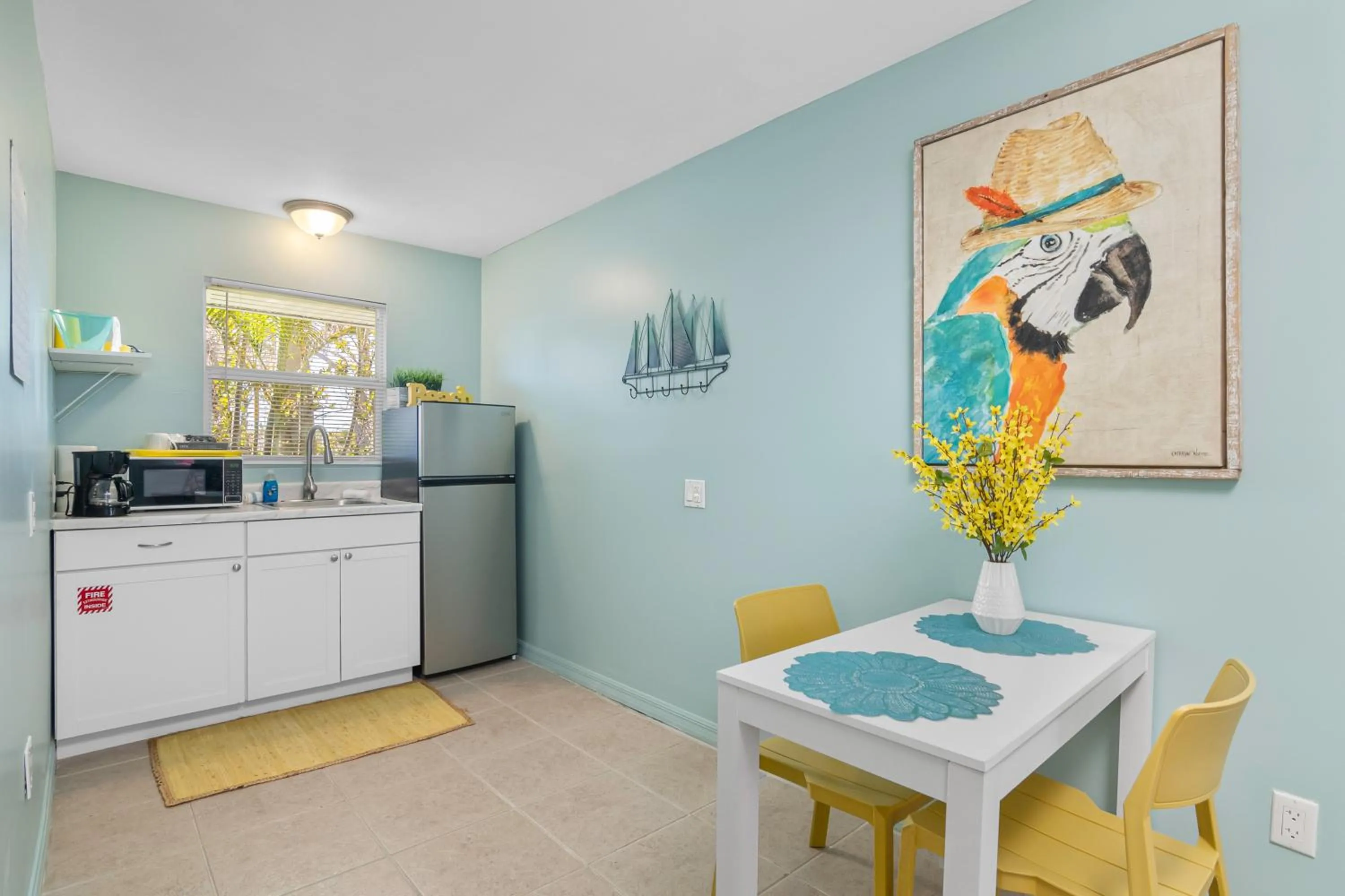 Kitchen or kitchenette in Latitude 26 Waterfront Boutique Resort - Bonita Springs