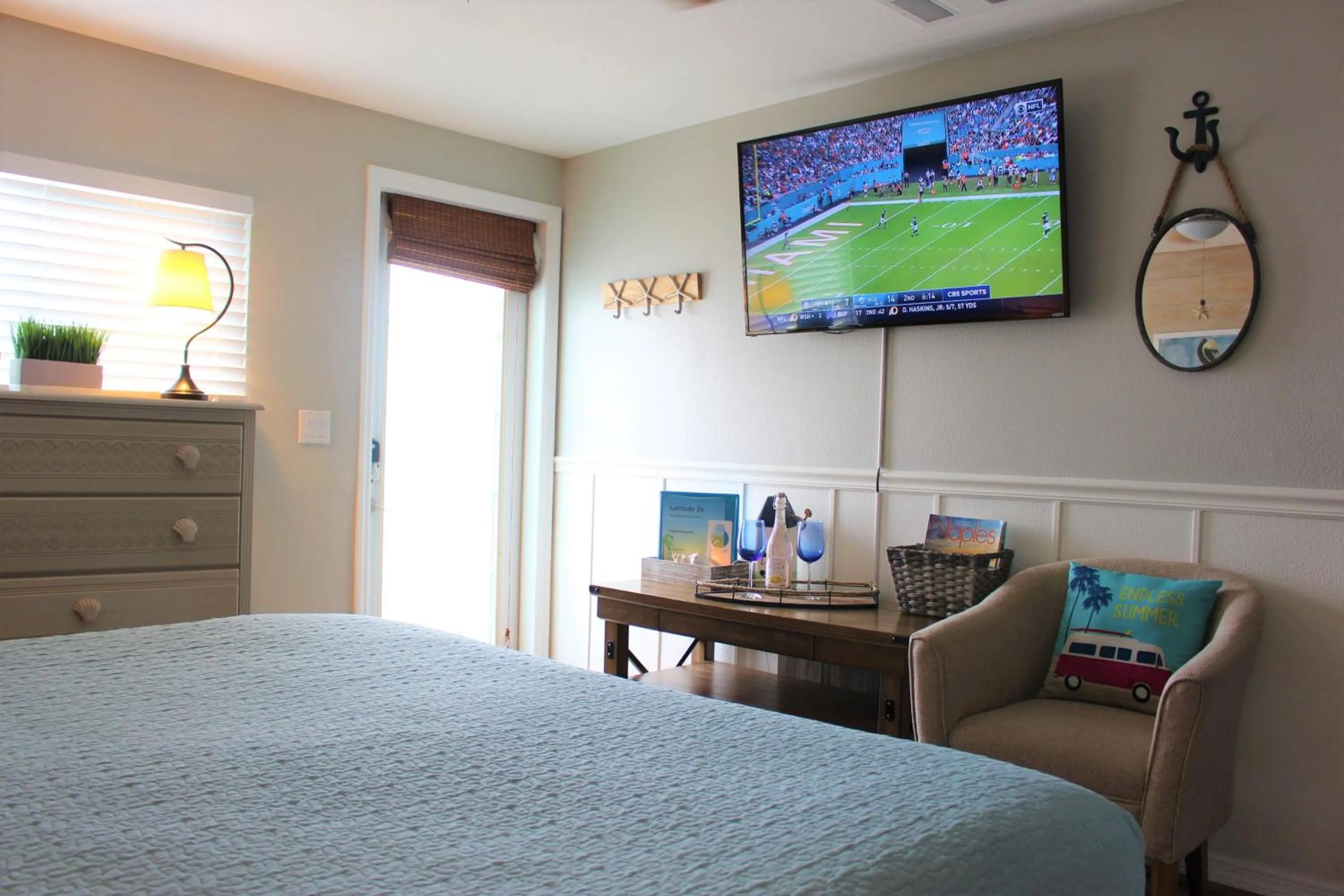 TV and multimedia, Bed in Latitude 26 Waterfront Boutique Resort - Bonita Springs