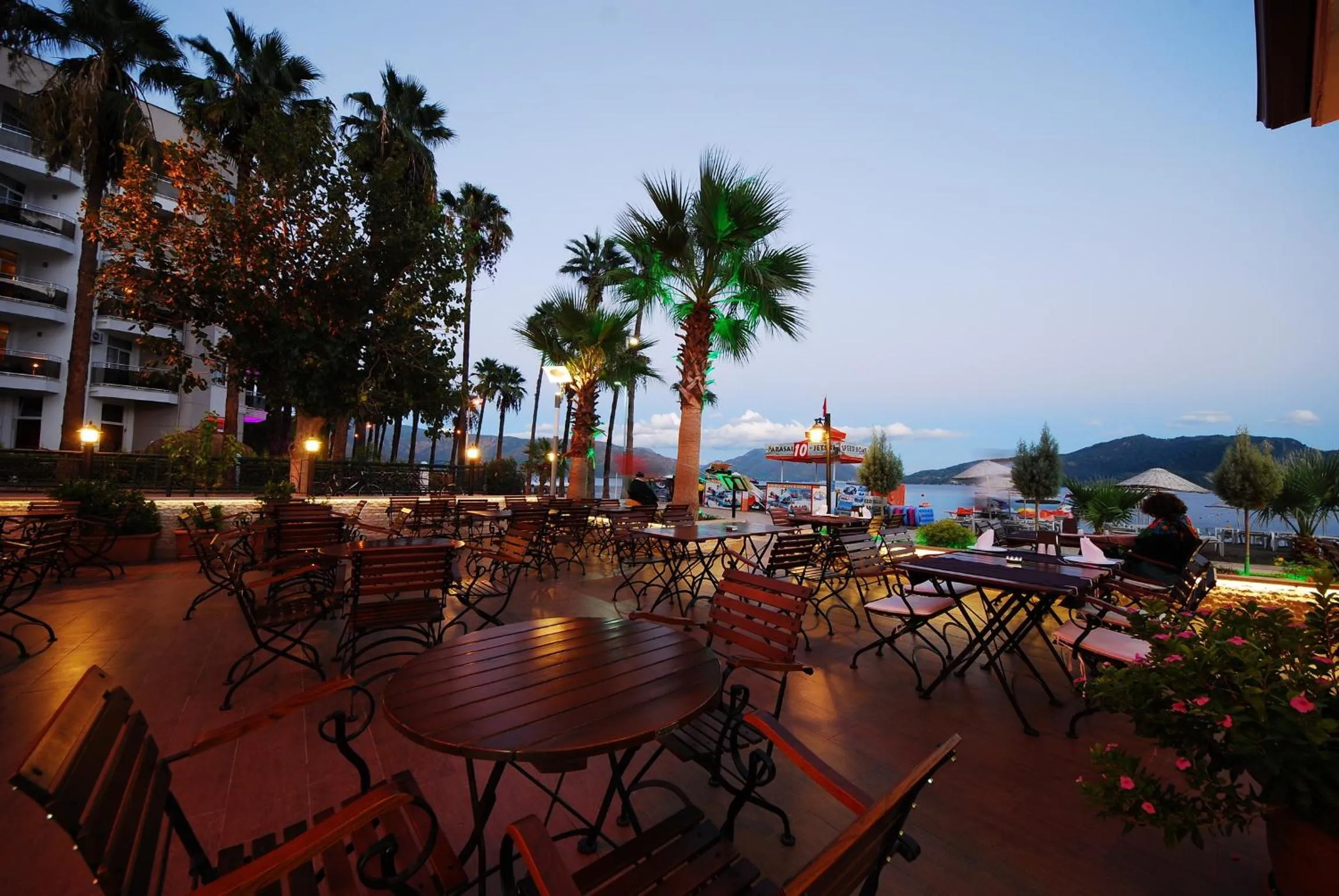 Restaurant/places to eat in Golden Rock Beach