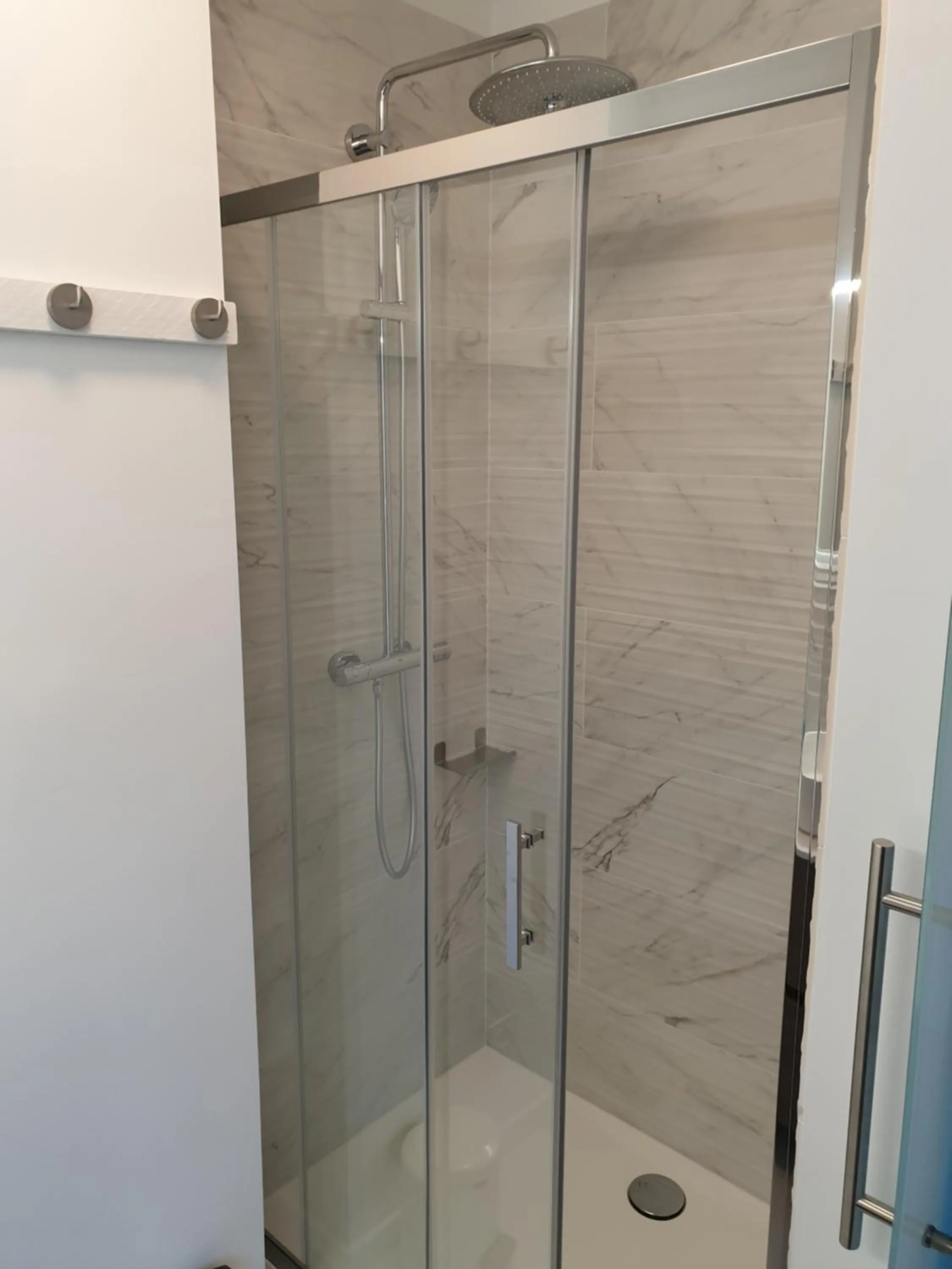 Shower in B&B Luxe Suites 1-2-3