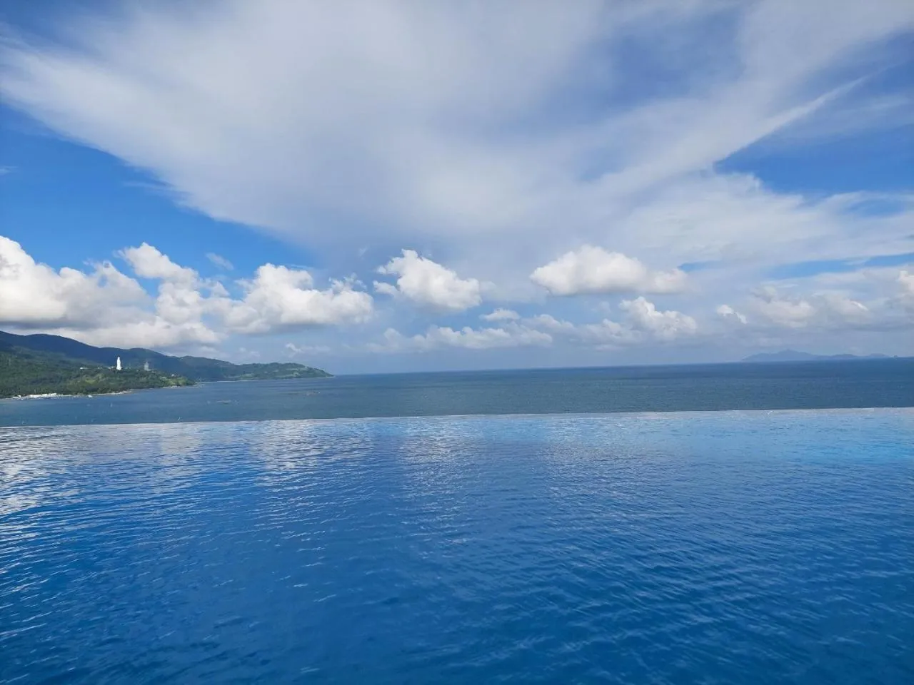 Swimming pool in De Lamour Hotel Da Nang