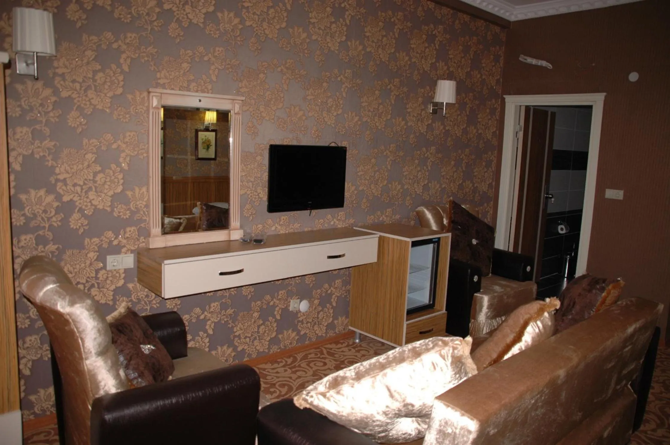 Communal lounge/ TV room in Ista Palace Hotel
