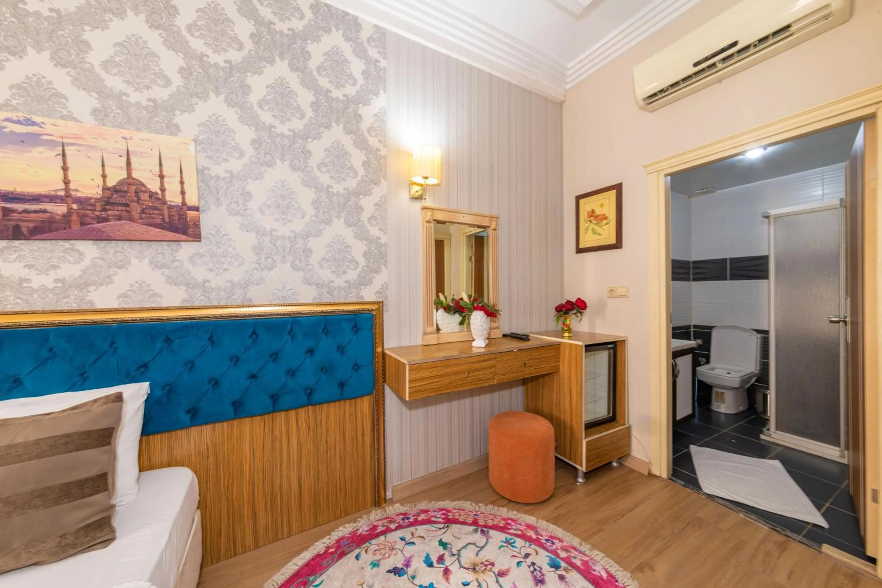 Toilet, Bed in Ista Palace Hotel