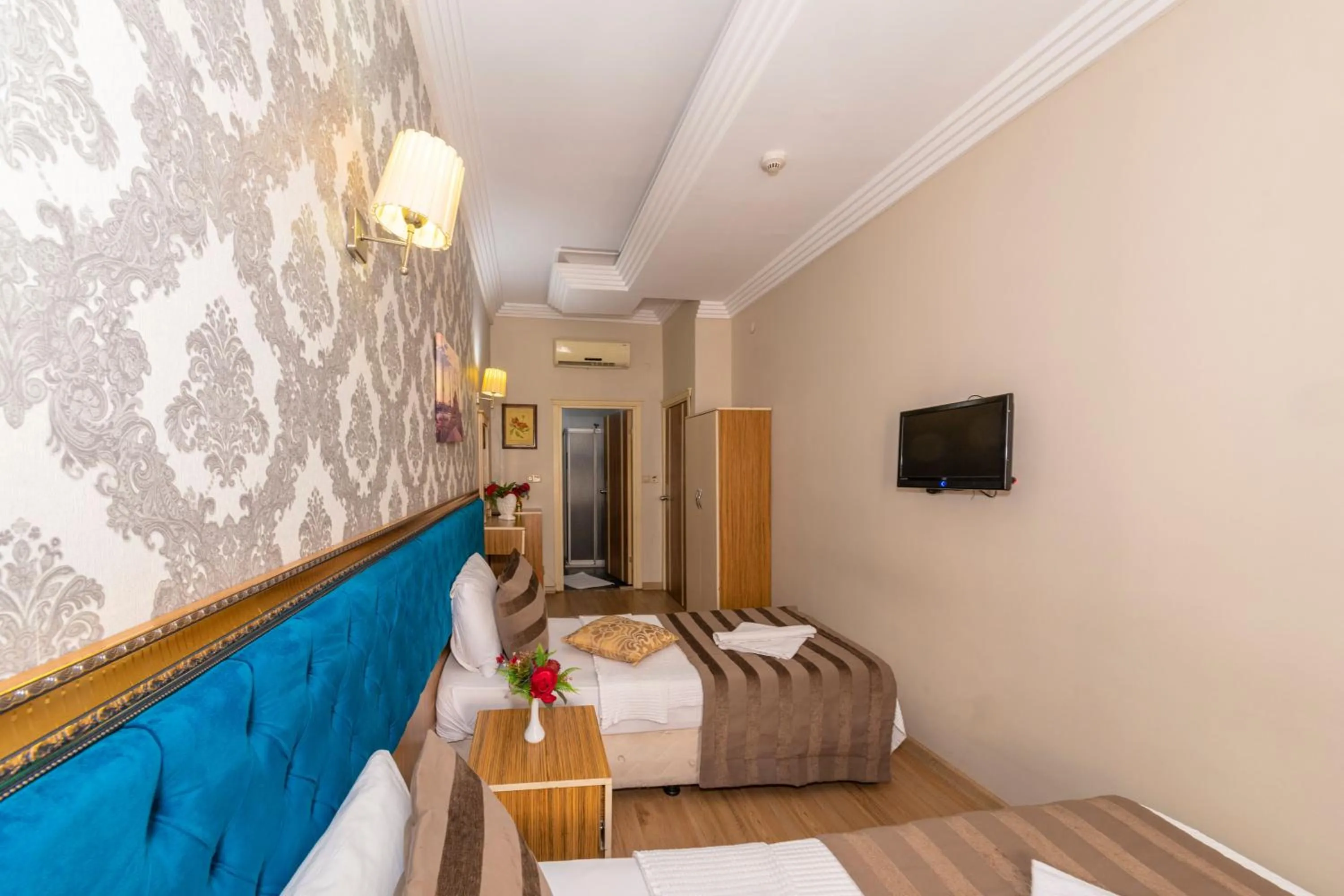 Communal lounge/ TV room, Bed in Ista Palace Hotel