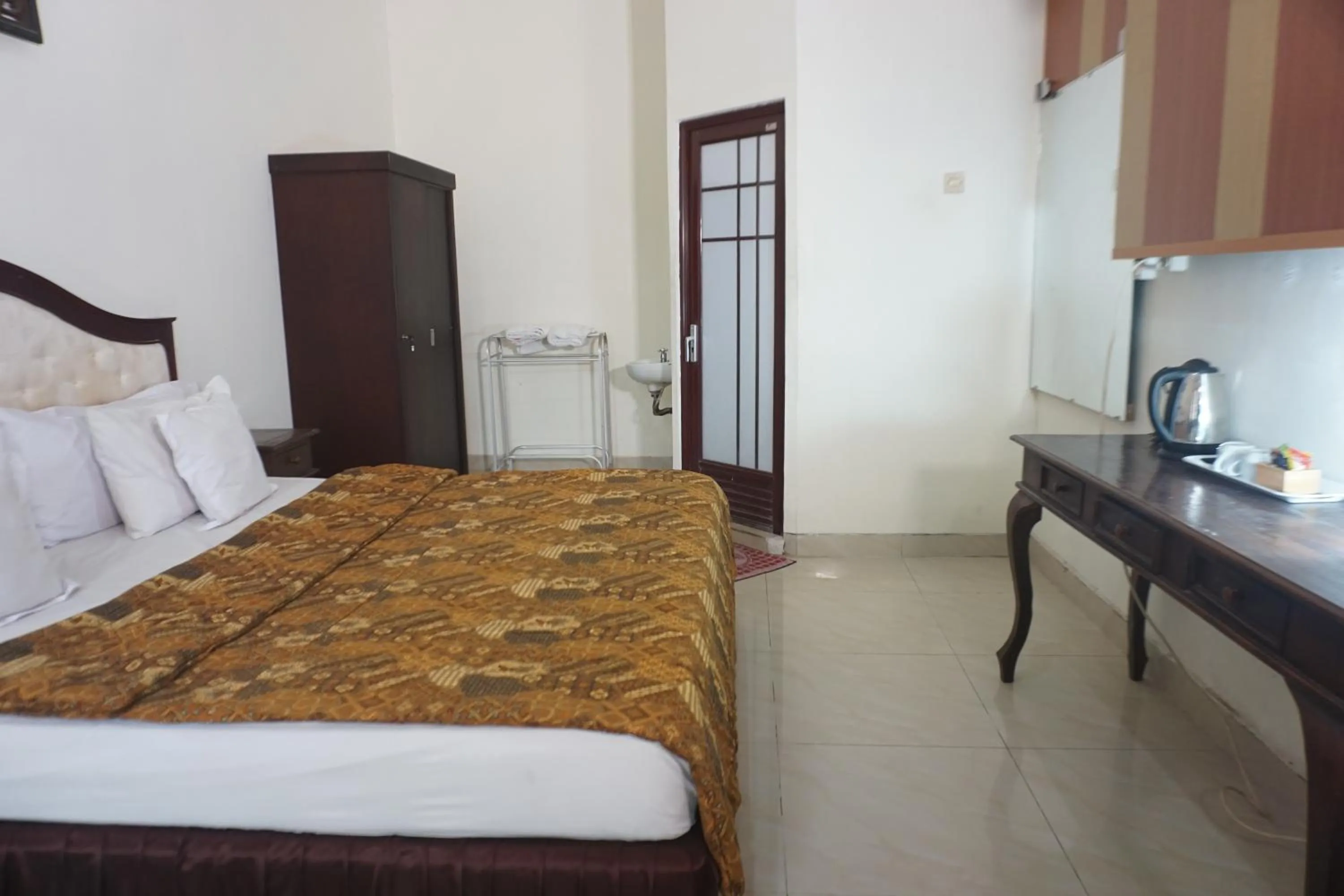 Bedroom, Bed in Hotel Laweyan Solo