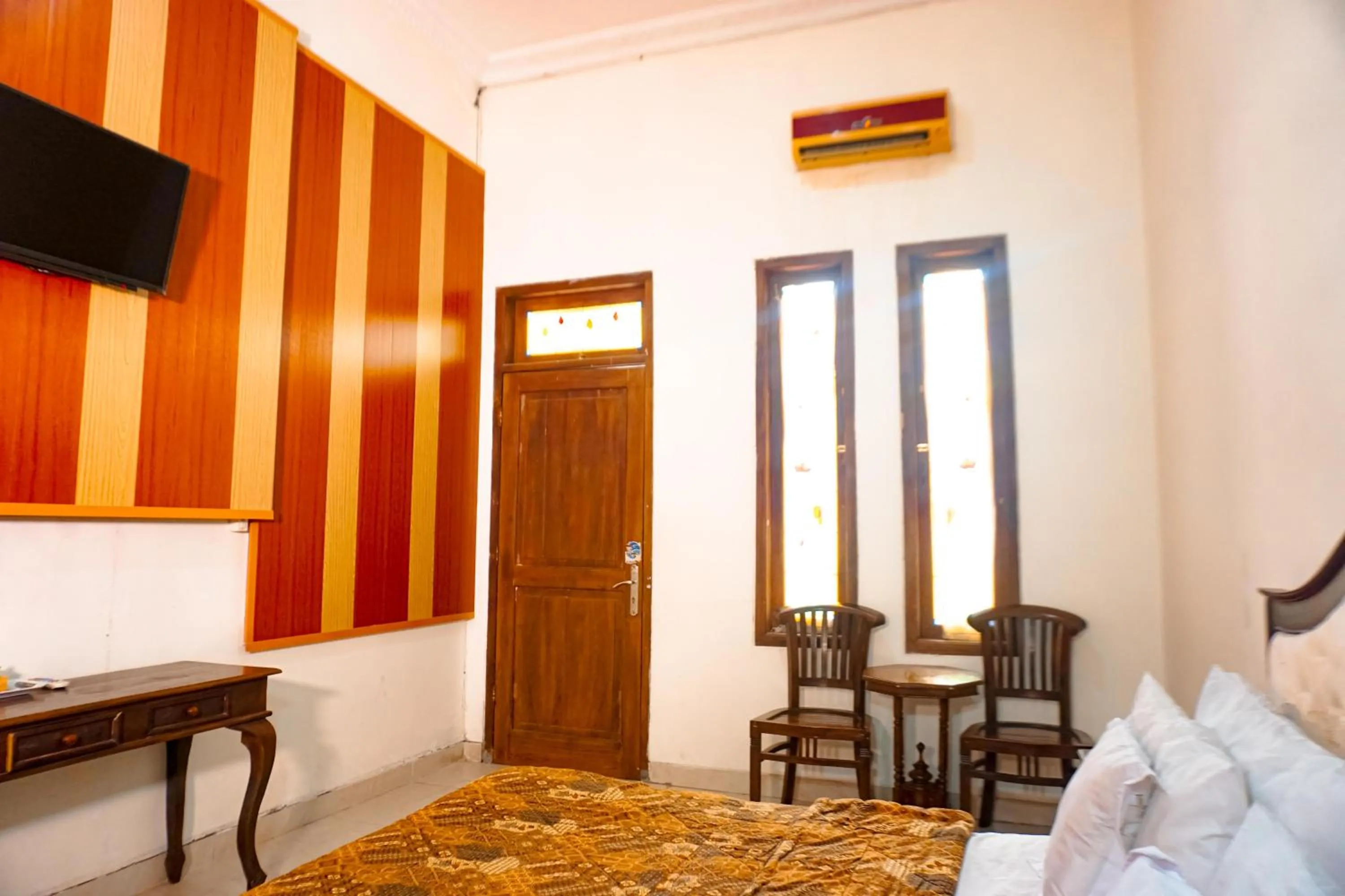 TV and multimedia, Bed in Hotel Laweyan Solo