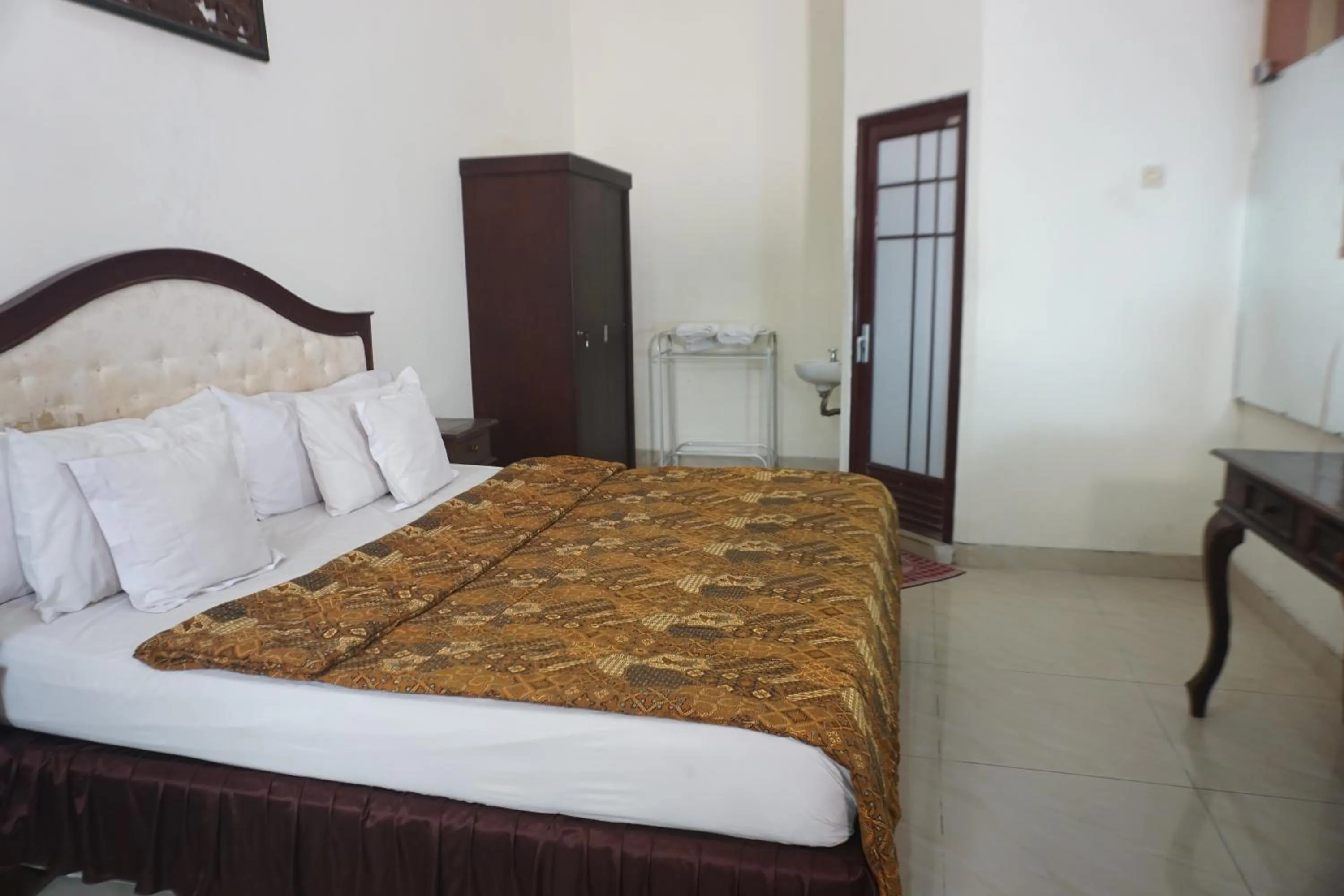 Photo of the whole room, Bed in Hotel Laweyan Solo
