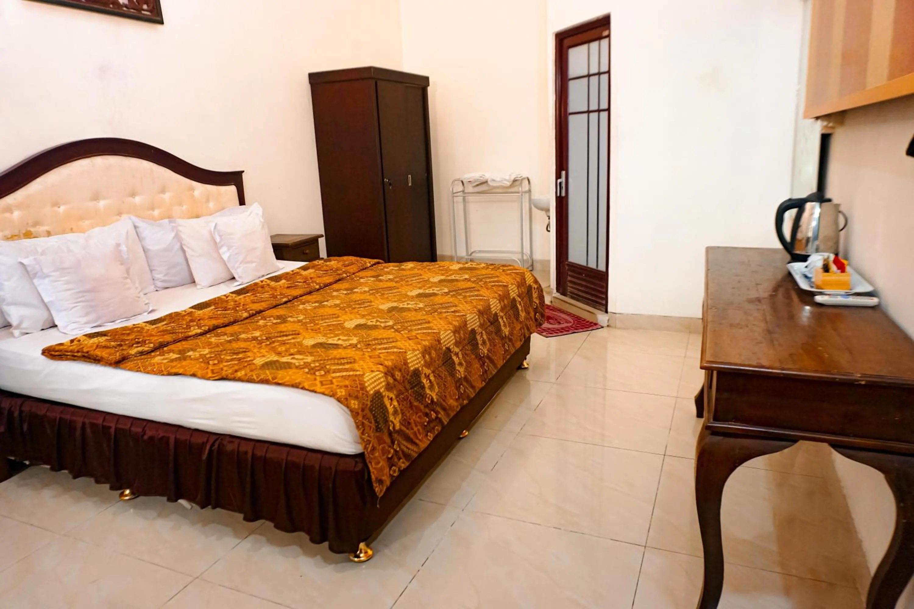 Bedroom, Bed in Hotel Laweyan Solo