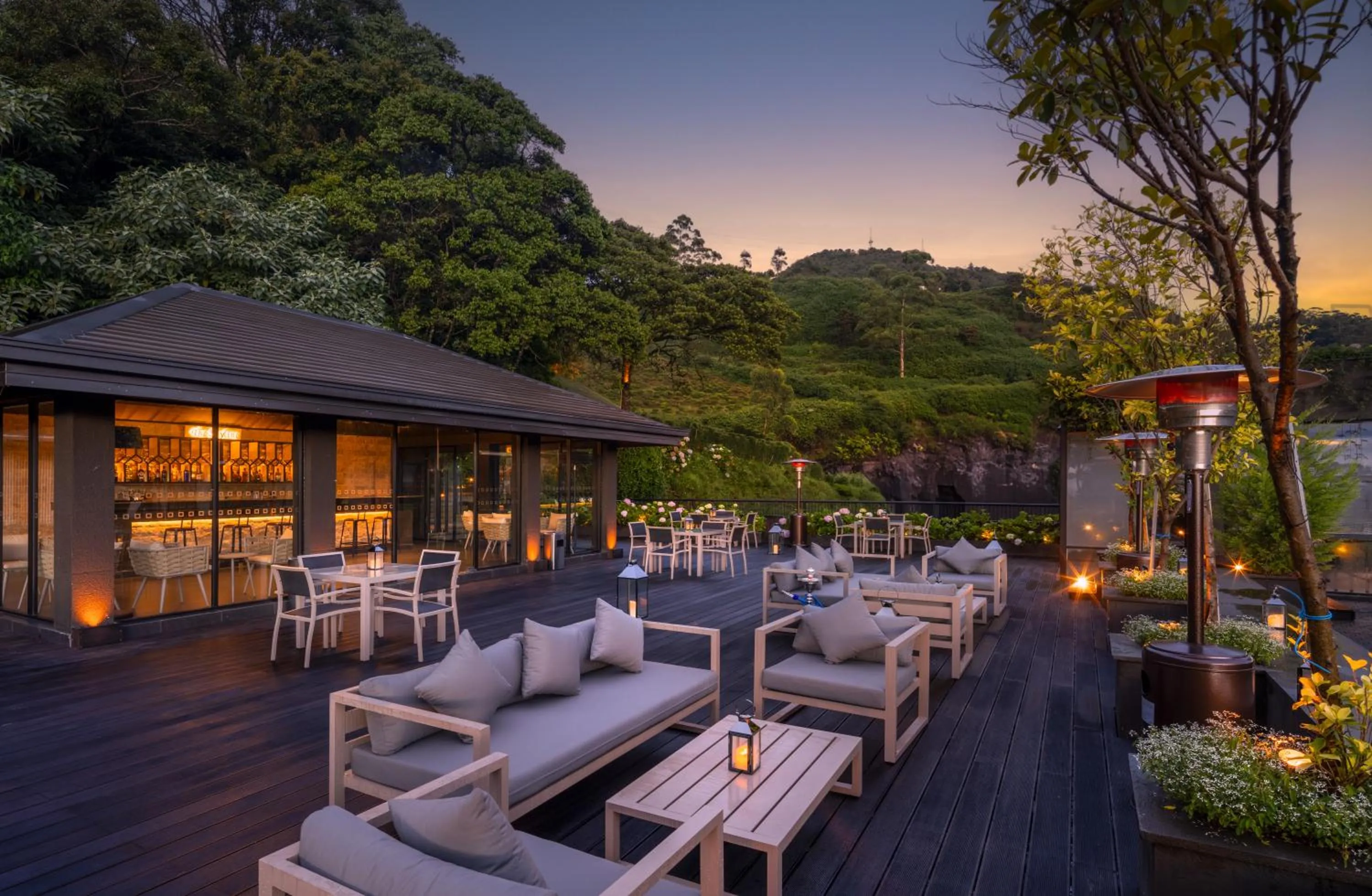 Restaurant/places to eat in The Golden Ridge Hotel