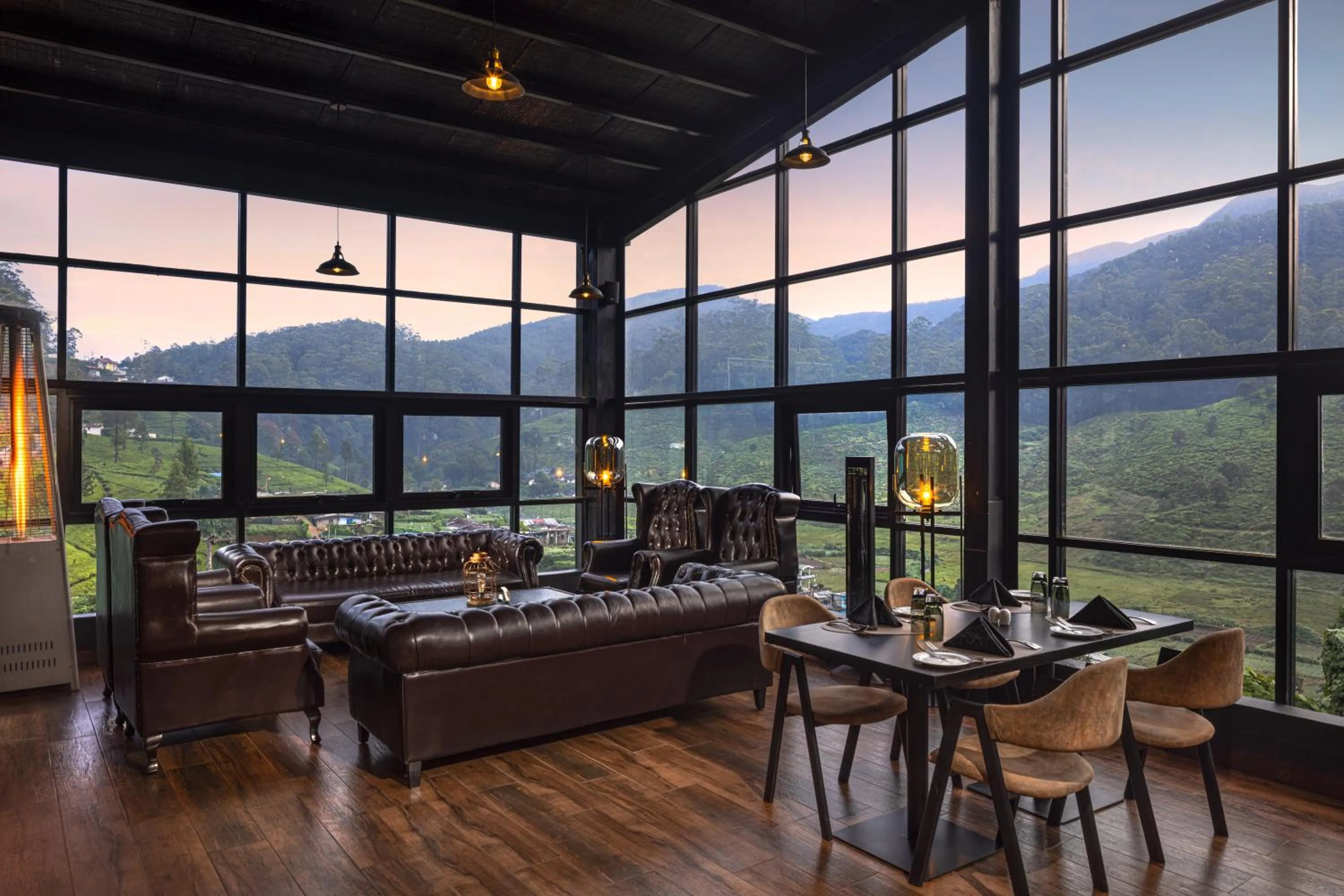 Restaurant/places to eat in The Golden Ridge Hotel