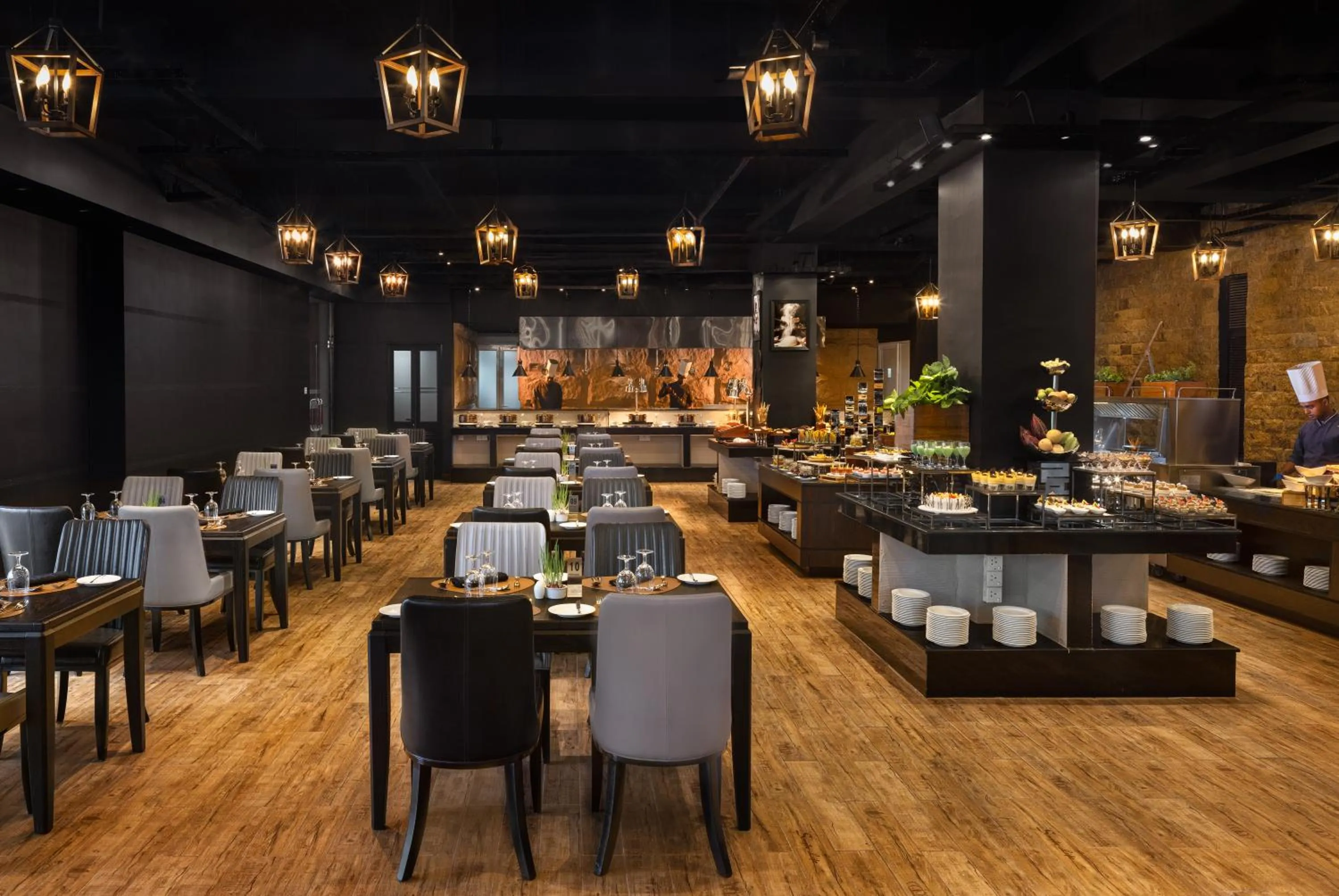 Restaurant/places to eat in The Golden Ridge Hotel