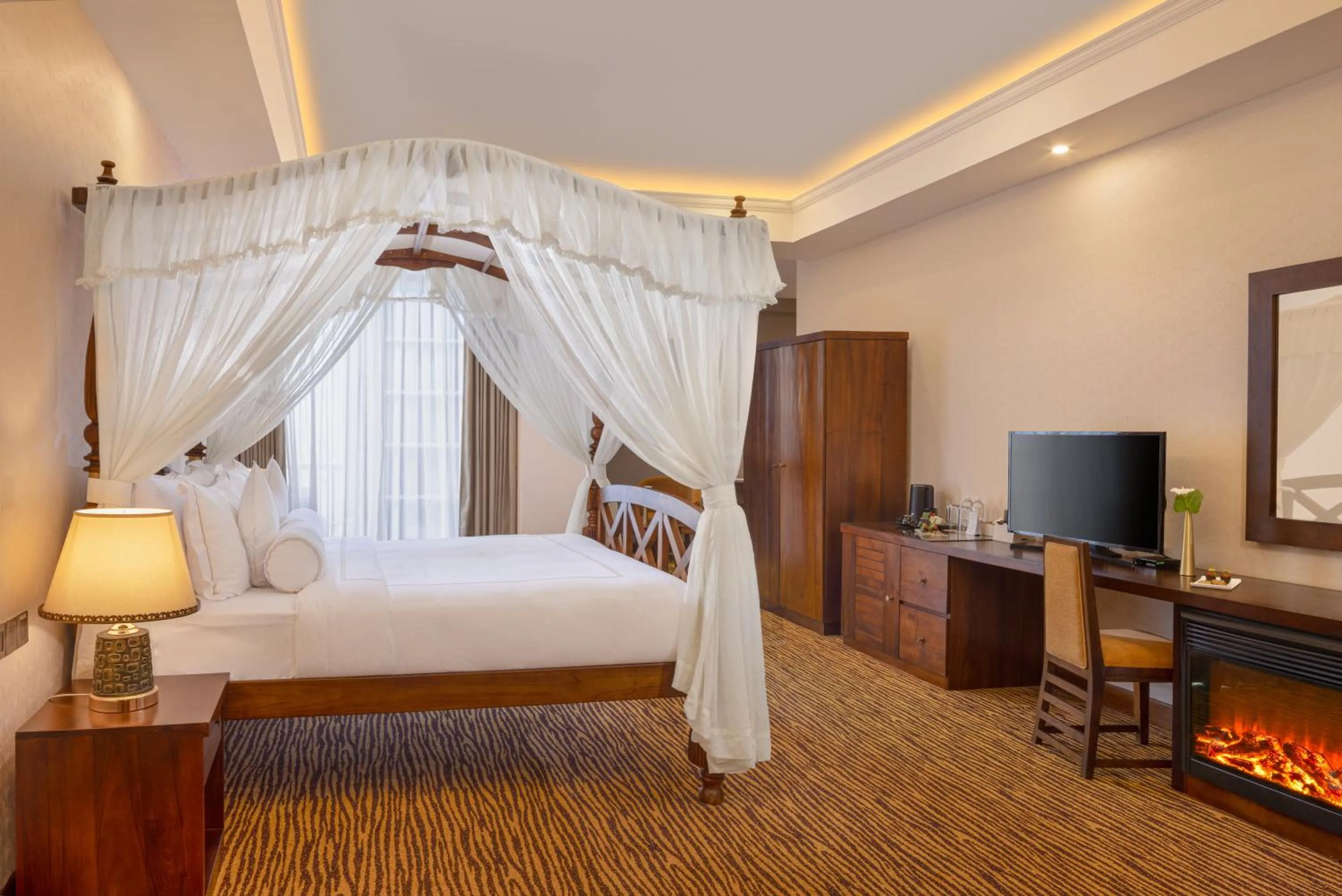 Bed in The Golden Ridge Hotel