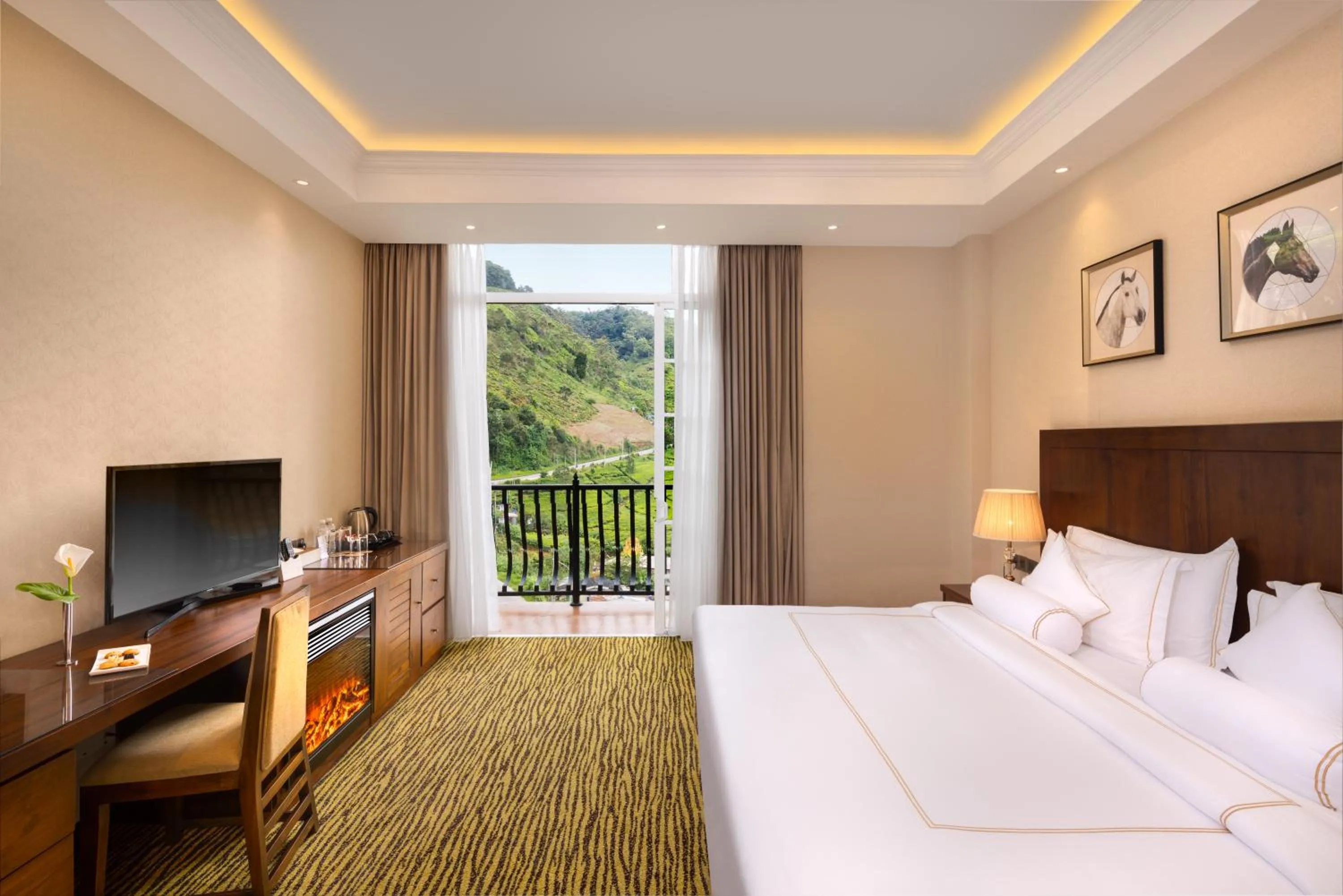 Bed in The Golden Ridge Hotel