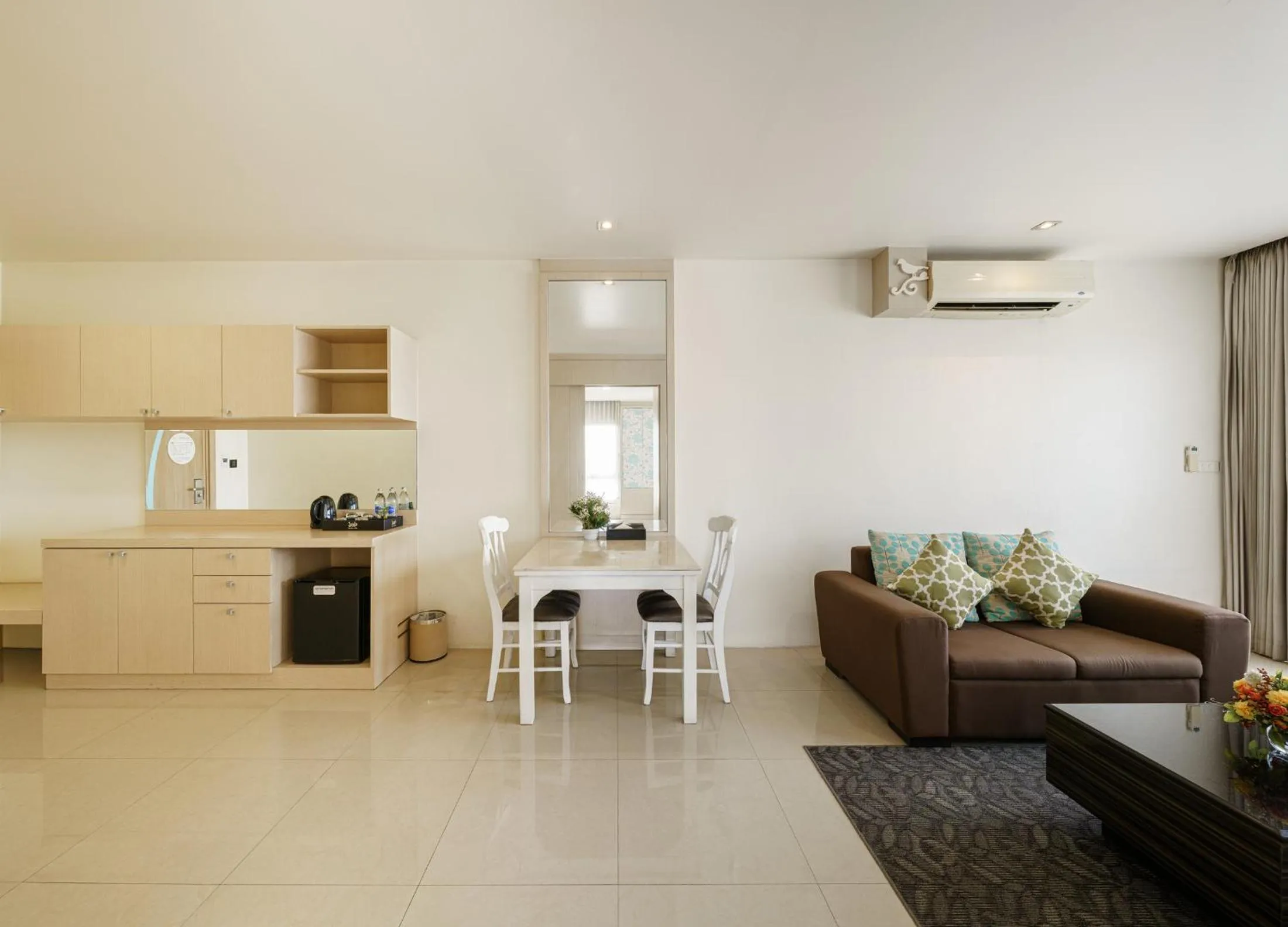 Jolly Suites&Spa Petkasem