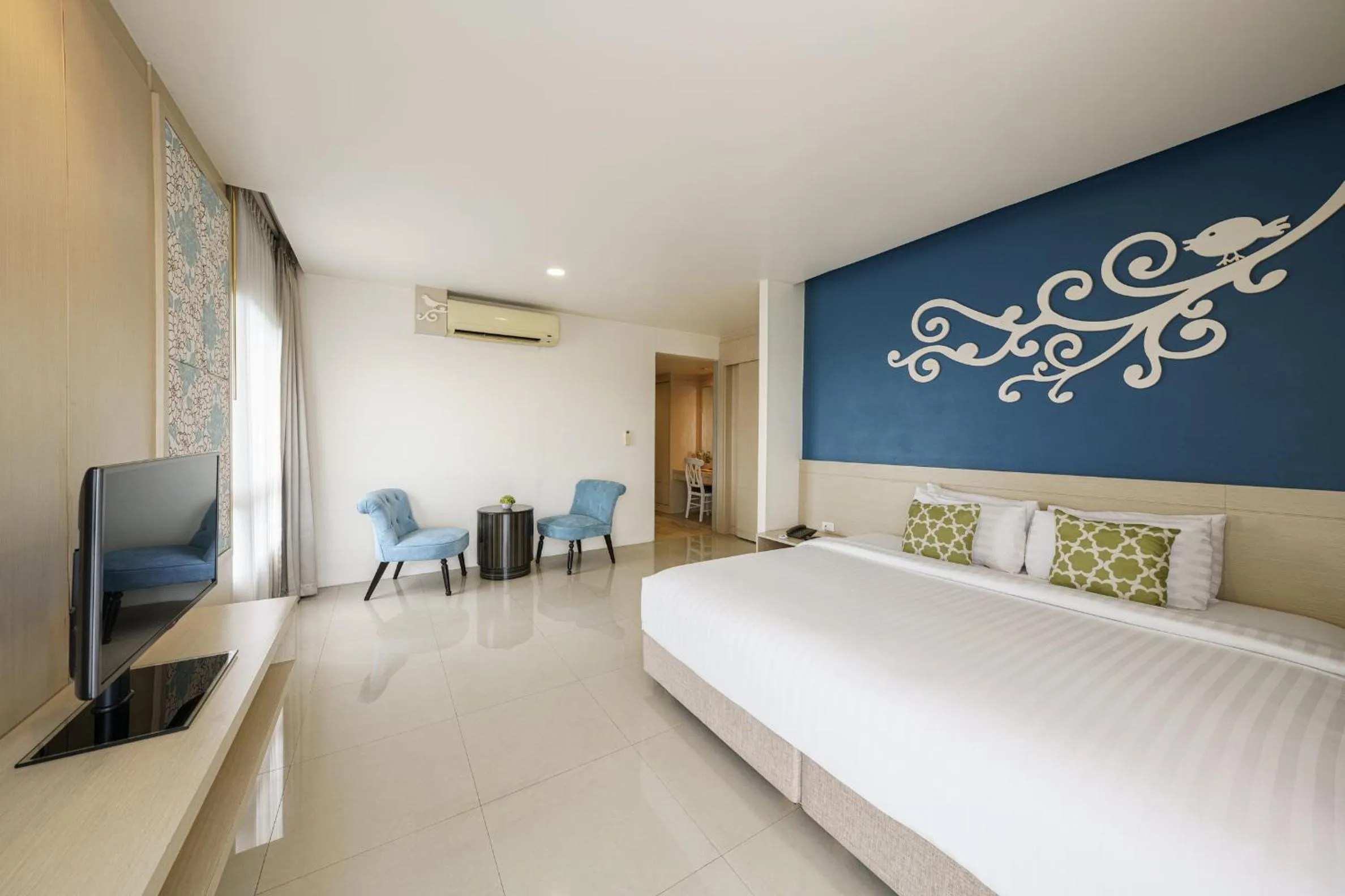 Bed in Jolly Suites&Spa Petkasem