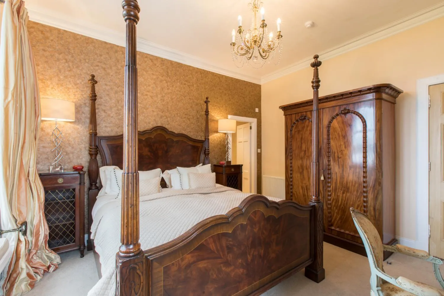 Photo of the whole room, Bed in Altskeith Country House