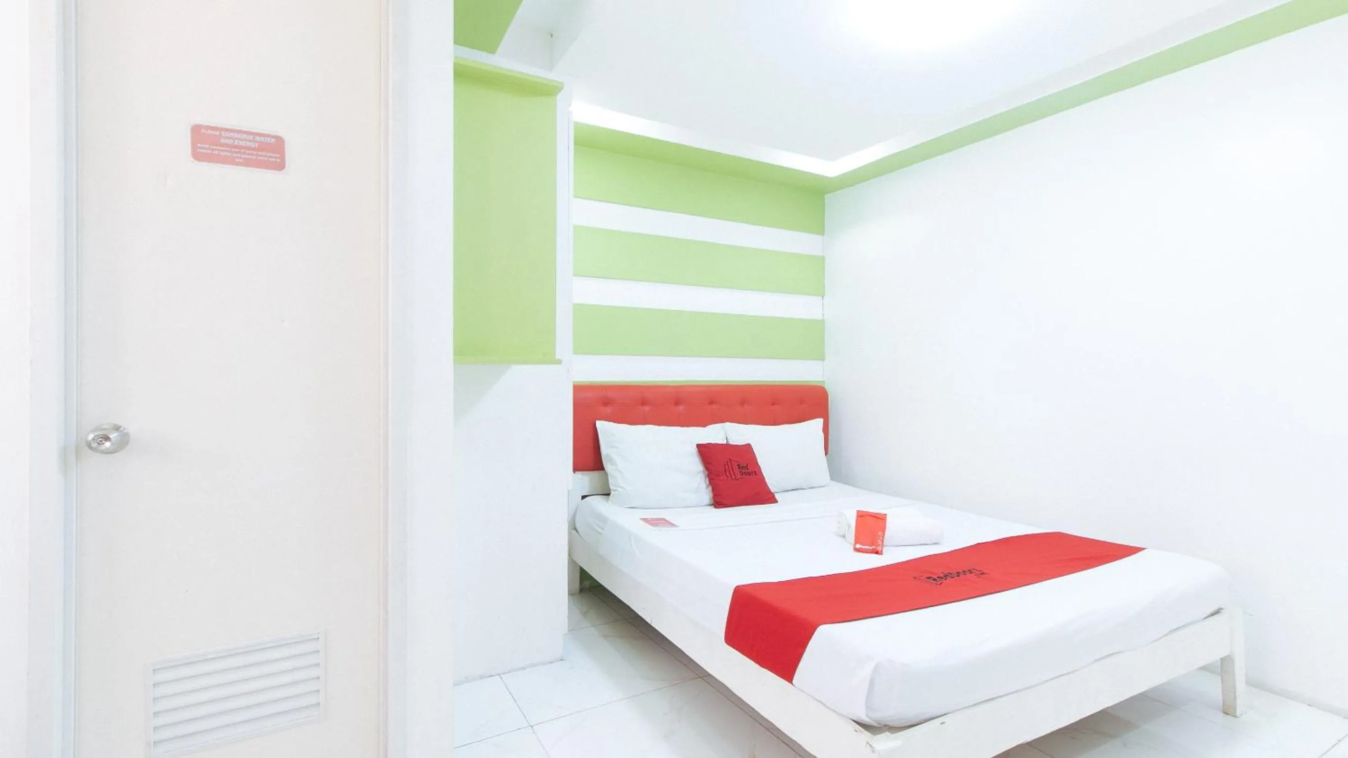 Bed in RedDoorz at DBuilders Rooms Lower Bicutan