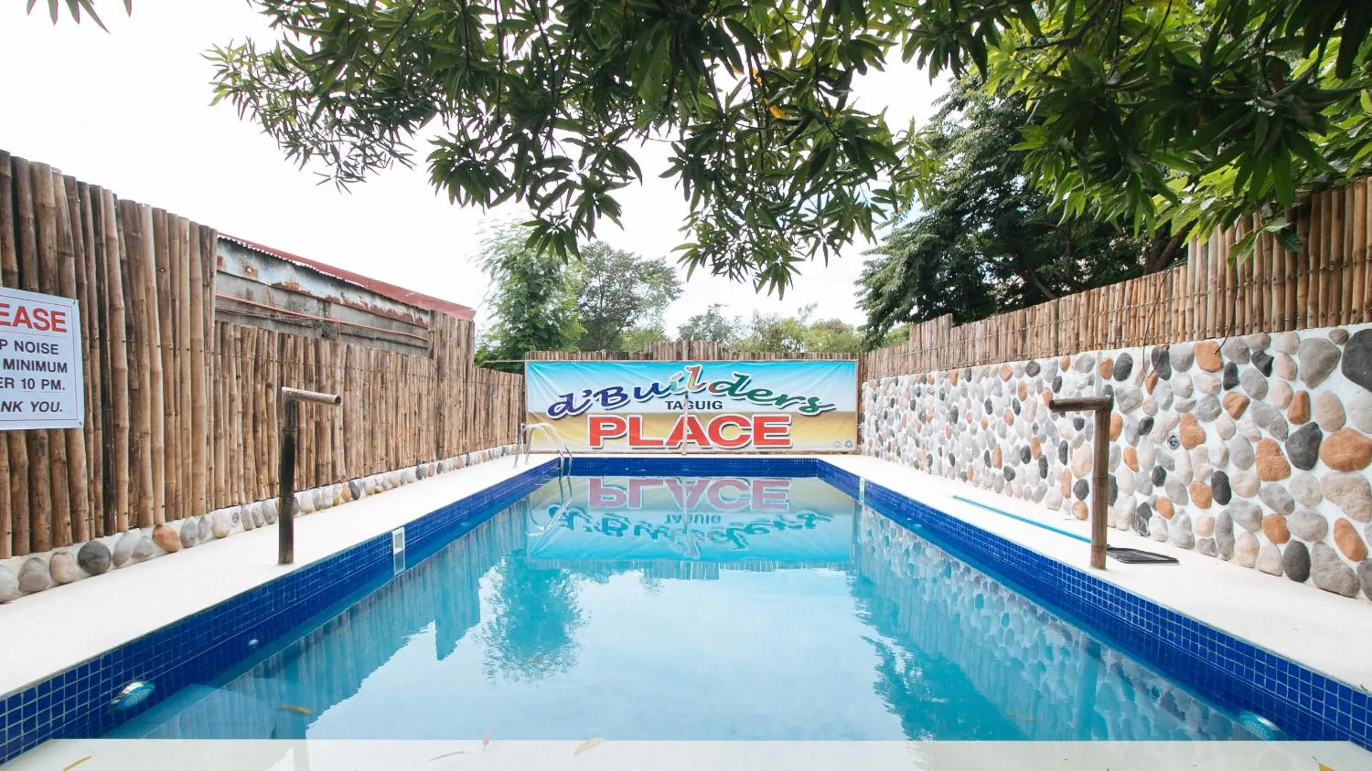Swimming pool in RedDoorz at DBuilders Rooms Lower Bicutan Swimming pool in RedDoorz at DBuilders Rooms Lower Bicutan