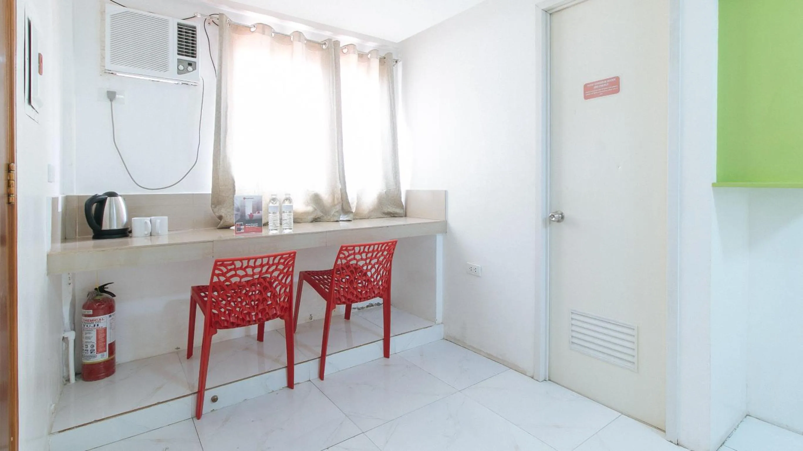 Seating area in RedDoorz at DBuilders Rooms Lower Bicutan