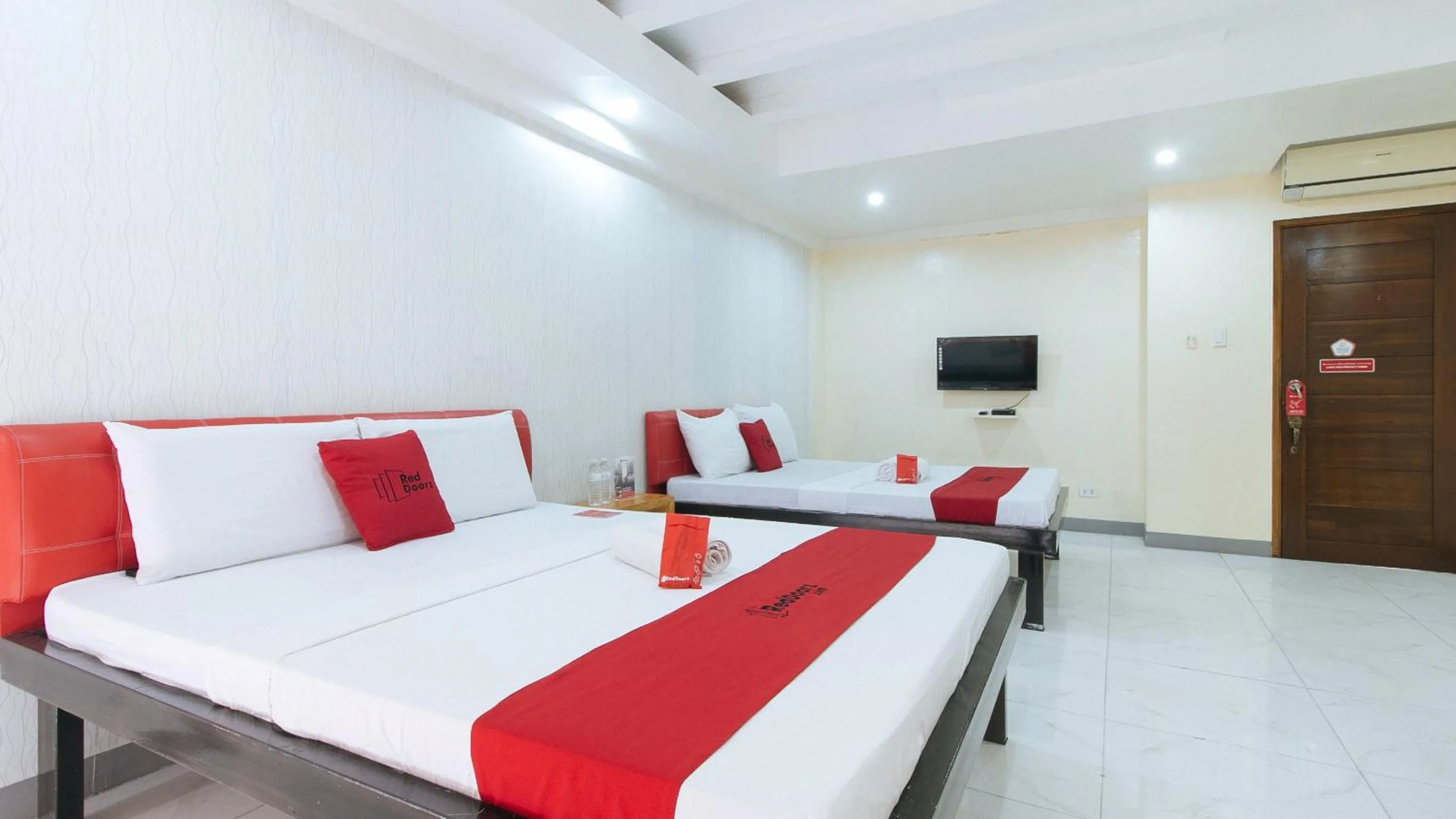 Bed in RedDoorz at DBuilders Rooms Lower Bicutan