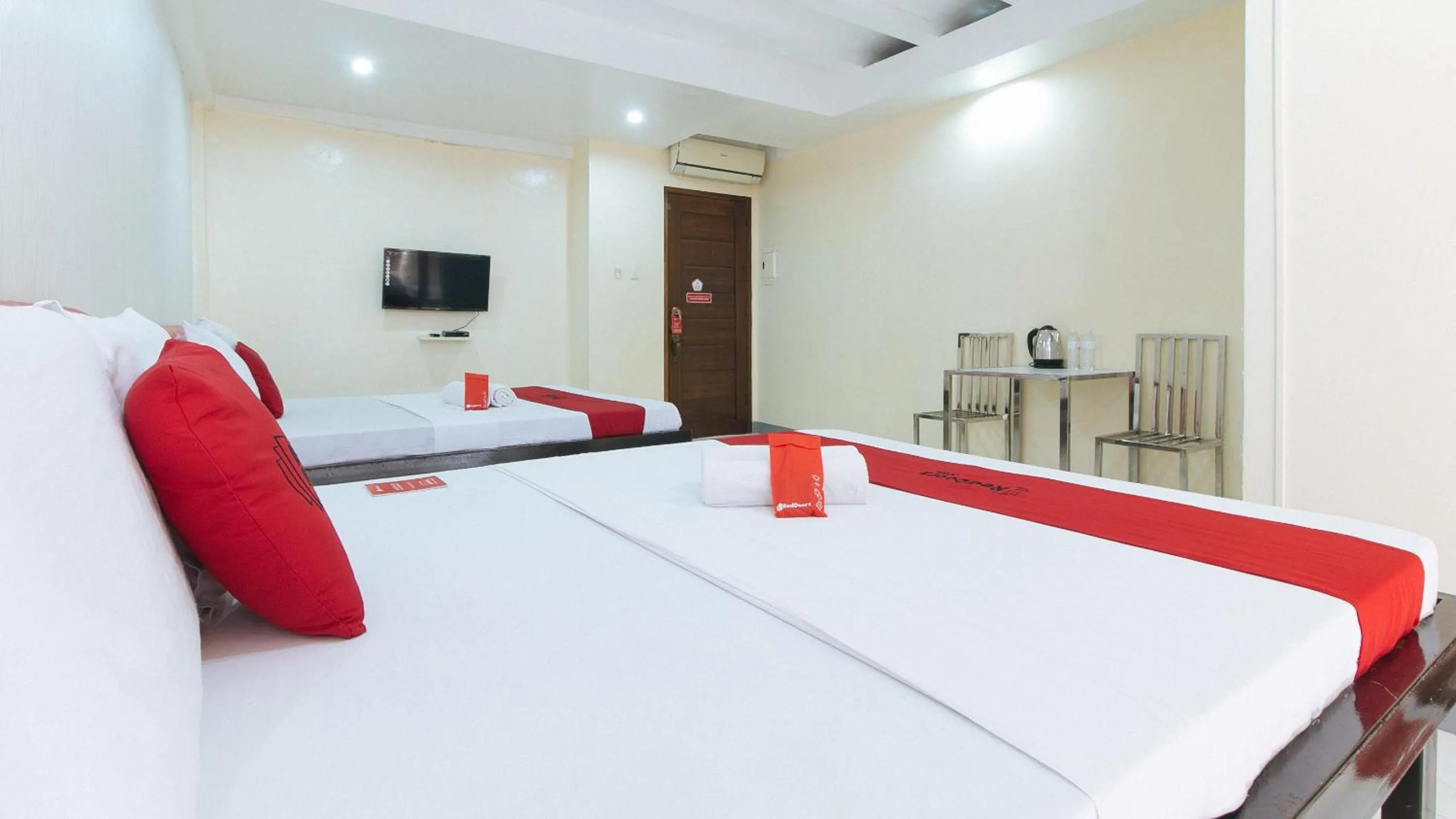 Photo of the whole room, Bed in RedDoorz at DBuilders Rooms Lower Bicutan